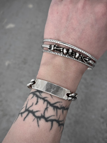 WERKSTATT:MÜNCHEN 'M2591' .925 Silver Hammered Tag Bracelet detail | DRIEW GARMENTS