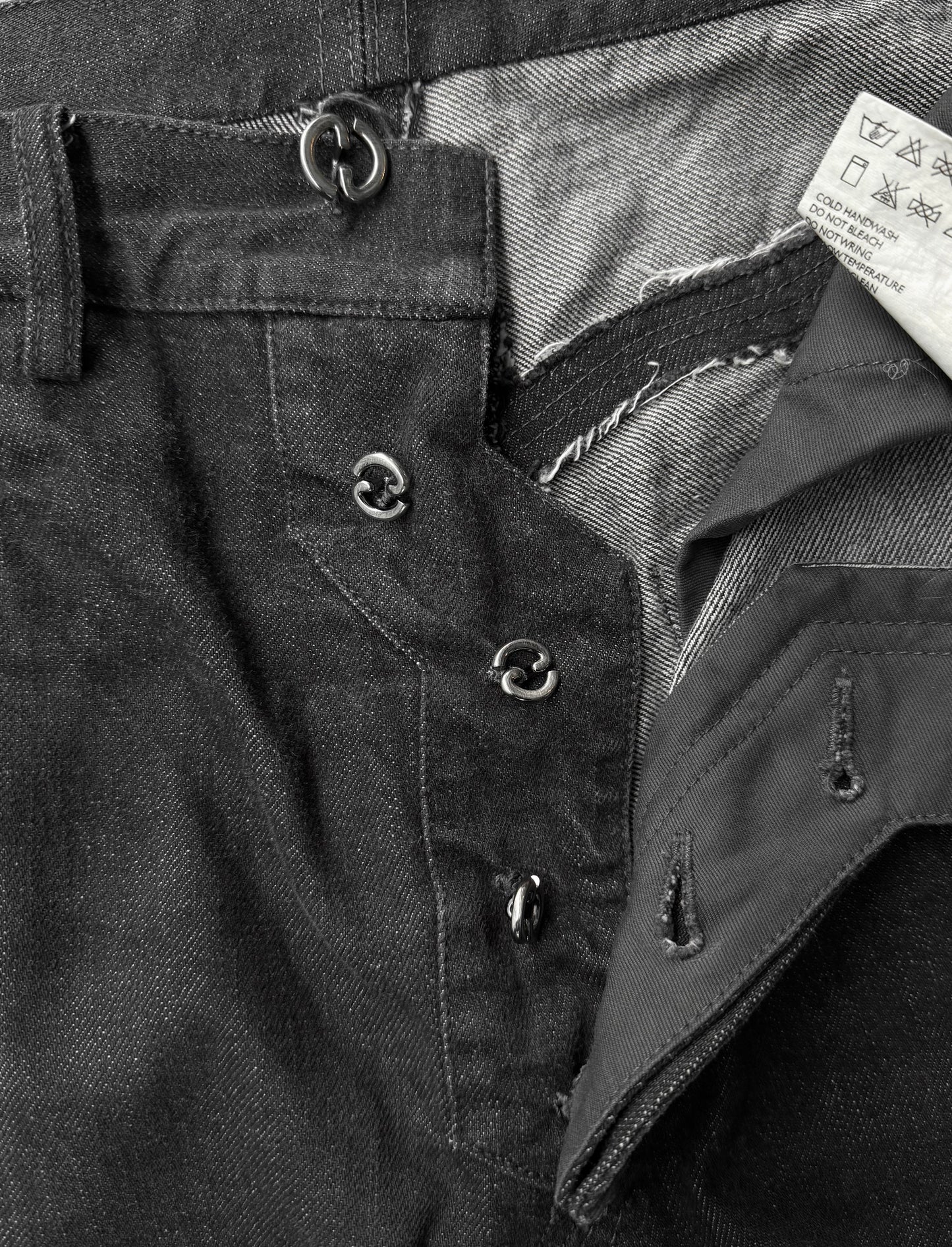 DEEPTI Collection °016-017 ‘D-050 YAW-95’ Closed Crash Seam Low Cut Denim detail | DRIEW GARMENTS