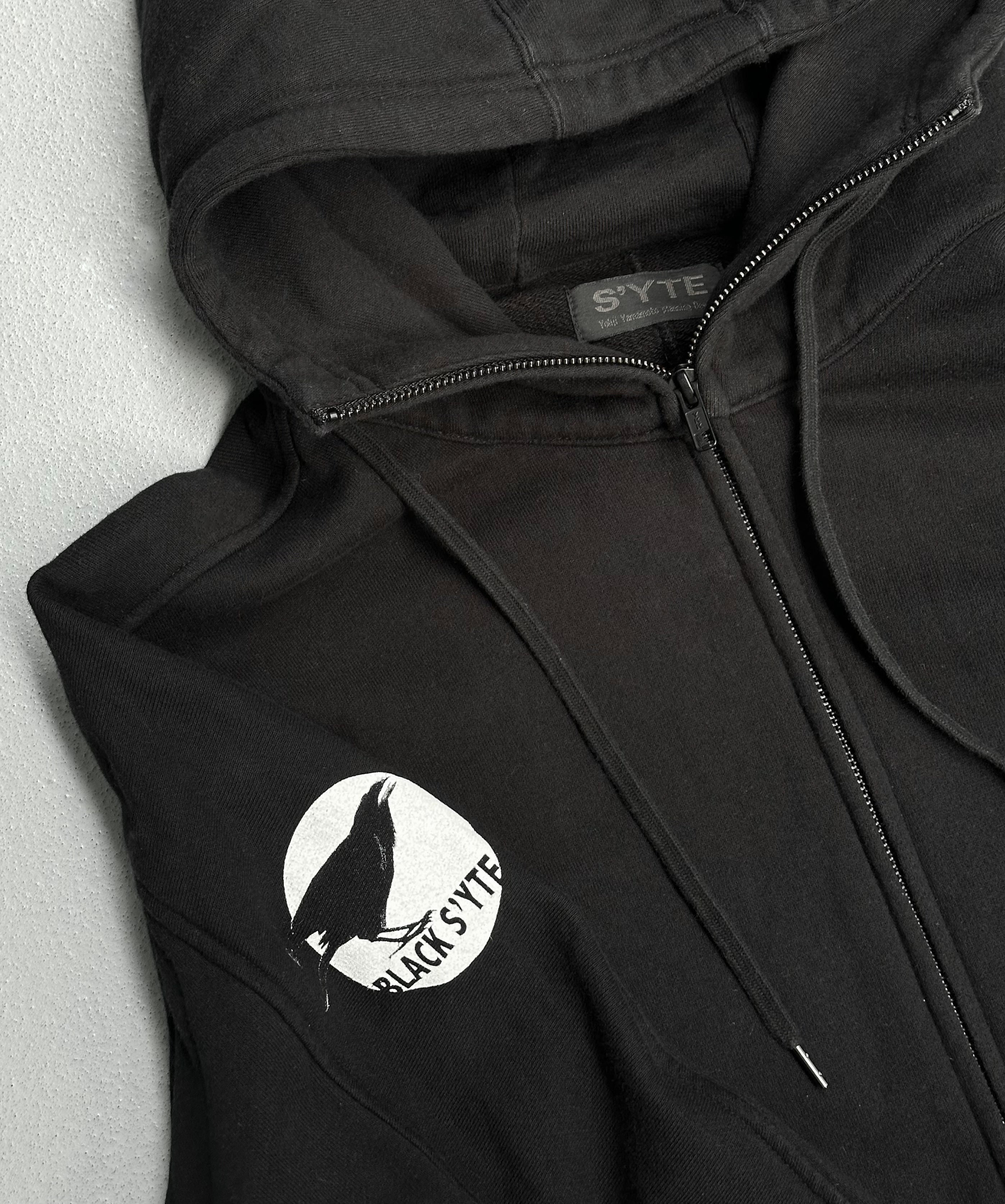 S'YTE Yohji Yamamoto BLACK Crow Graphic Zip Hoodie | M – DRIEW