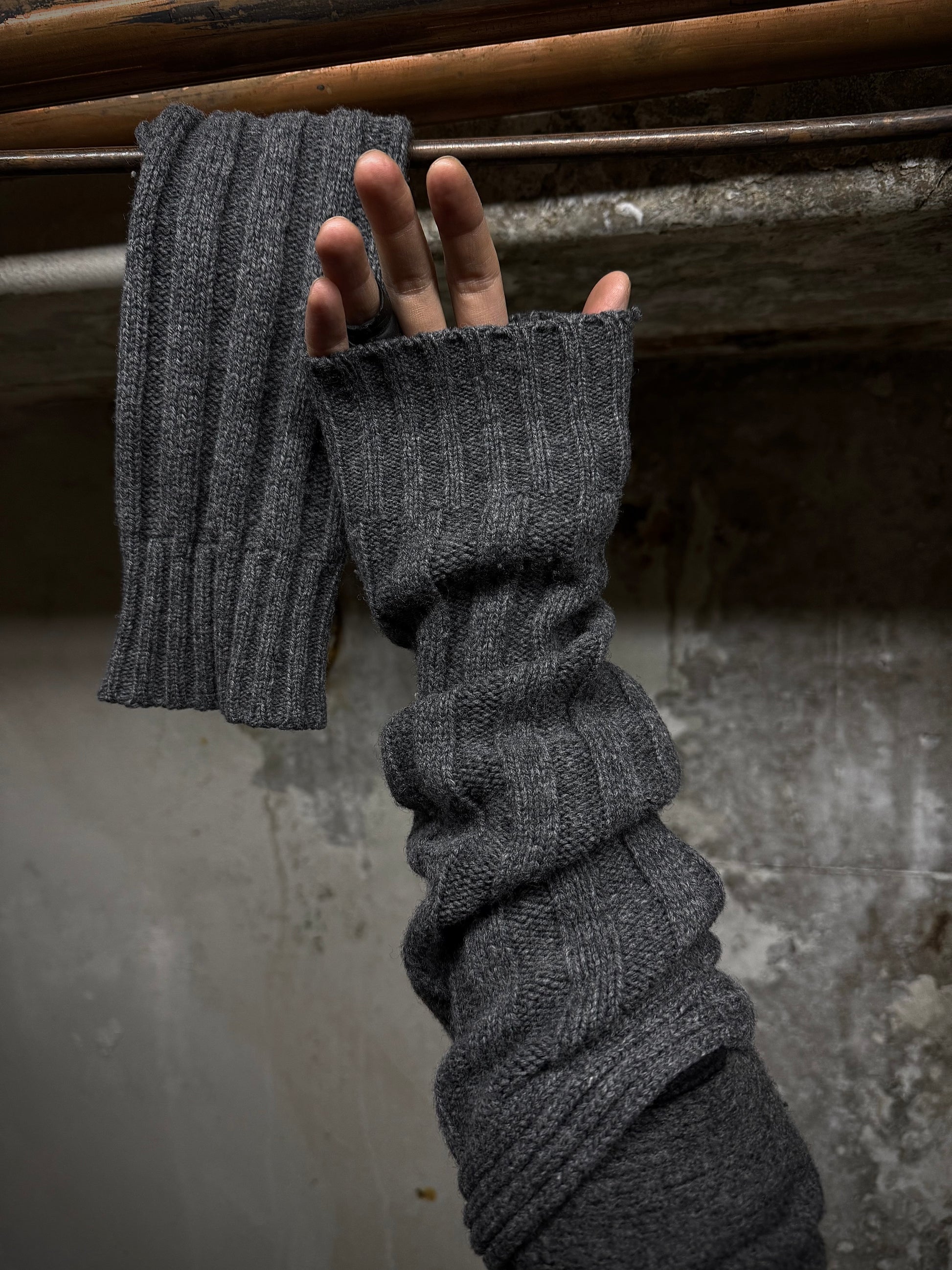 DIOR HOMME AW07 “NAVIGATE” by Hedi Slimane Grey Ribbed Wool Arm Warmers detail | DRIEW GARMENTS
