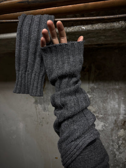 DIOR HOMME AW07 “NAVIGATE” by Hedi Slimane Grey Ribbed Wool Arm Warmers detail | DRIEW GARMENTS