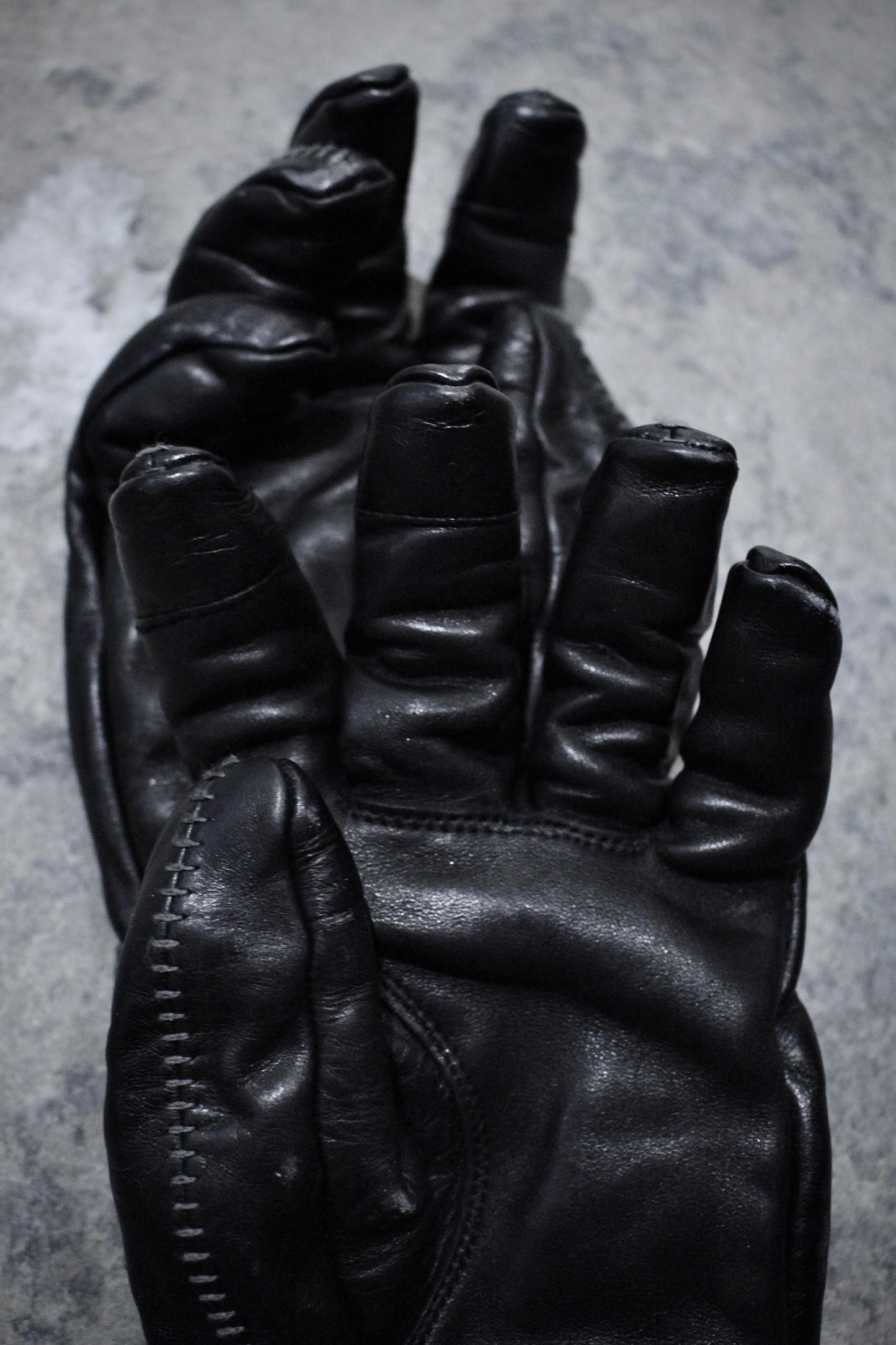 D.HYGEN AW24-25 Overlock Horse Leather Gloves detail | DRIEW GARMENTS