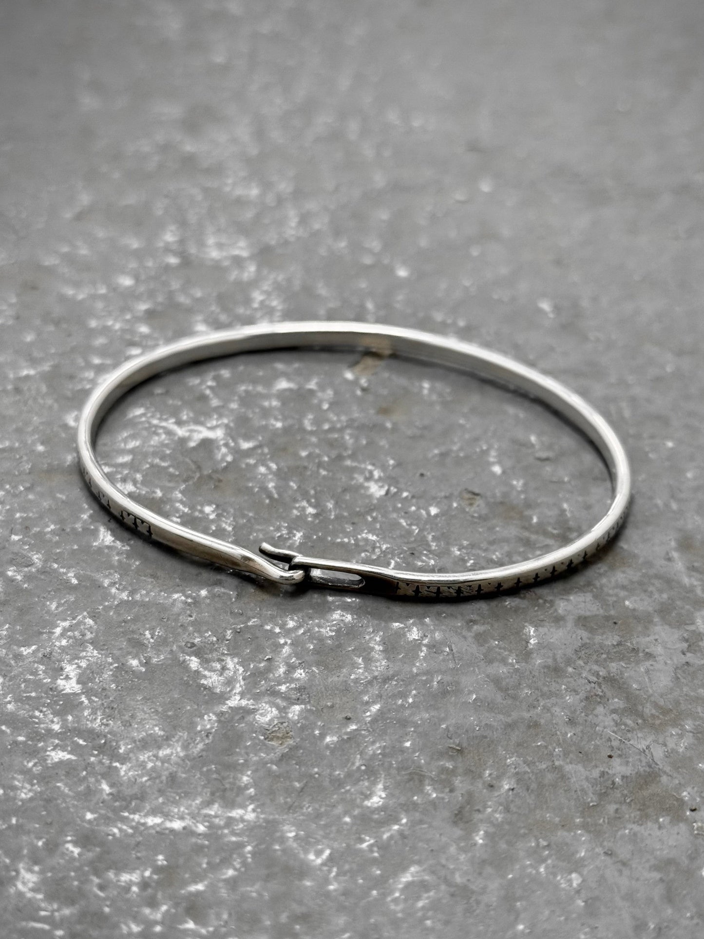 WERKSTATT:MÜNCHEN 'M2640SIPA' .925 Silver Cross Pattern Hook Bangle detail | DRIEW GARMENTS