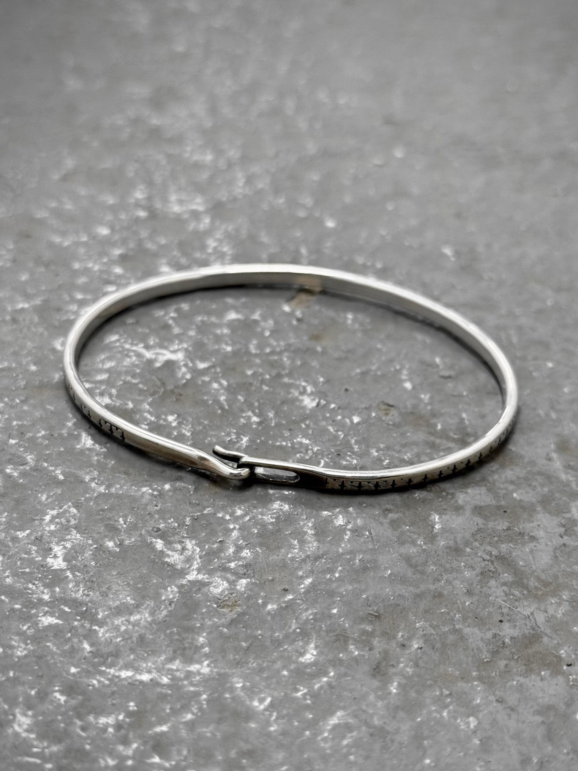 WERKSTATT:MÜNCHEN 'M2640SIPA' .925 Silver Cross Pattern Hook Bangle detail | DRIEW GARMENTS
