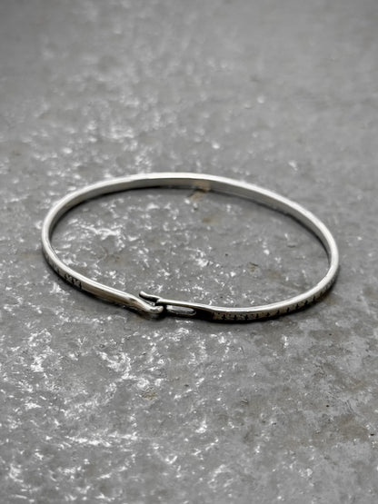 WERKSTATT:MÜNCHEN 'M2640SIPA' .925 Silver Cross Pattern Hook Bangle detail | DRIEW GARMENTS