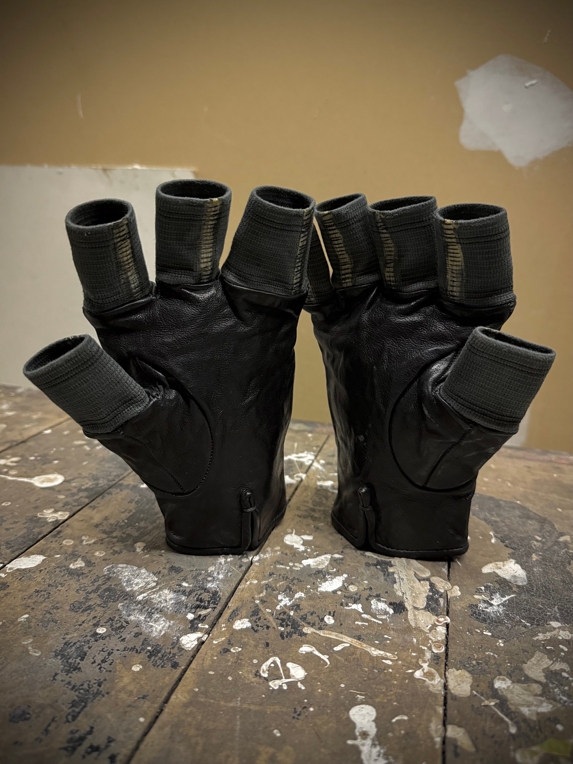 Carol Christian Poell 'AM/2457 ROOMS-PTC/010' Disparate Leather Gloves detail | DRIEW GARMENTS