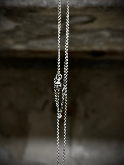 WERKSTATT:MÜNCHEN 'M7100SI' .925 Silver Mini Skull Chain Necklace detail | DRIEW GARMENTS