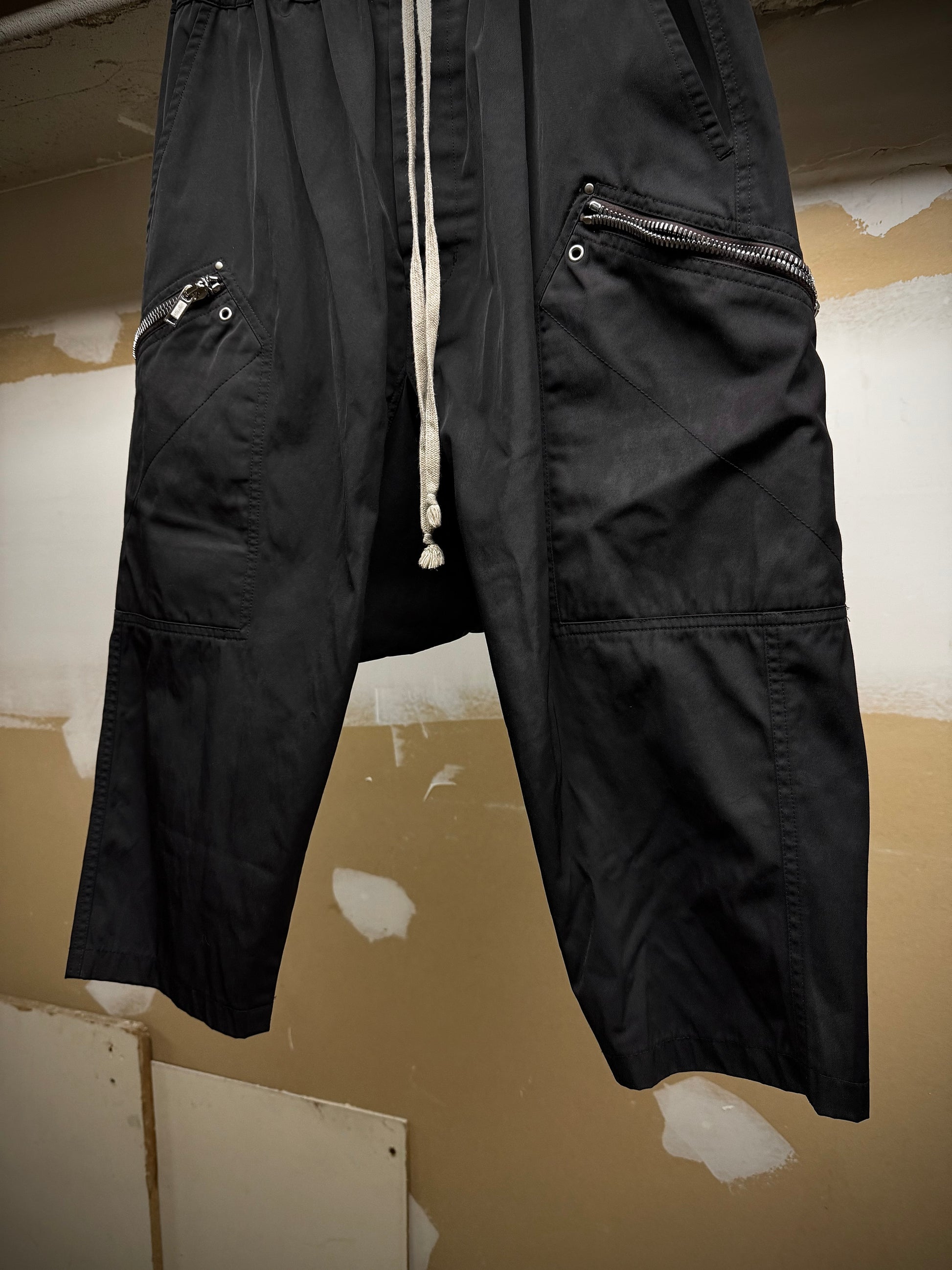 Rick Owens AW20 "PERFORMA" Poly Cotton Drop-crotch Cargo Capris detail | DRIEW GARMENTS
