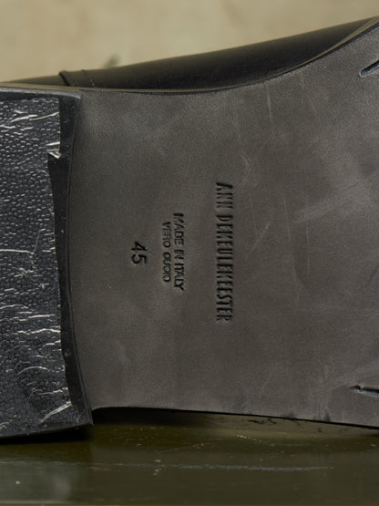 Close-up of the underside of a black leather shoe showing the insole with embossed text reading 'ANNI DETTORLEESKE' and size '45'.