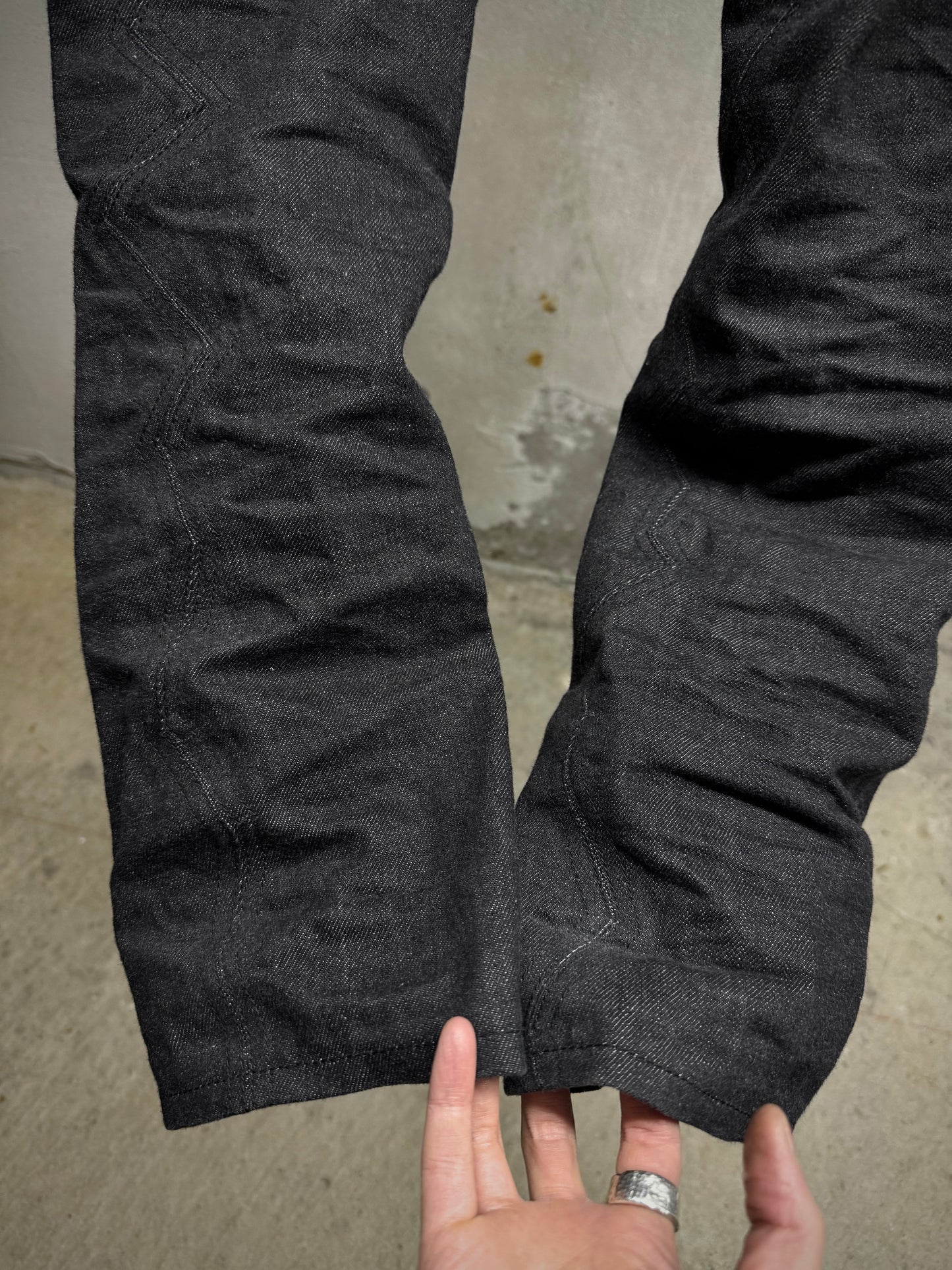 DEEPTI Collection °016-017 ‘D-050 YAW-95’ Closed Crash Seam Low Cut Denim