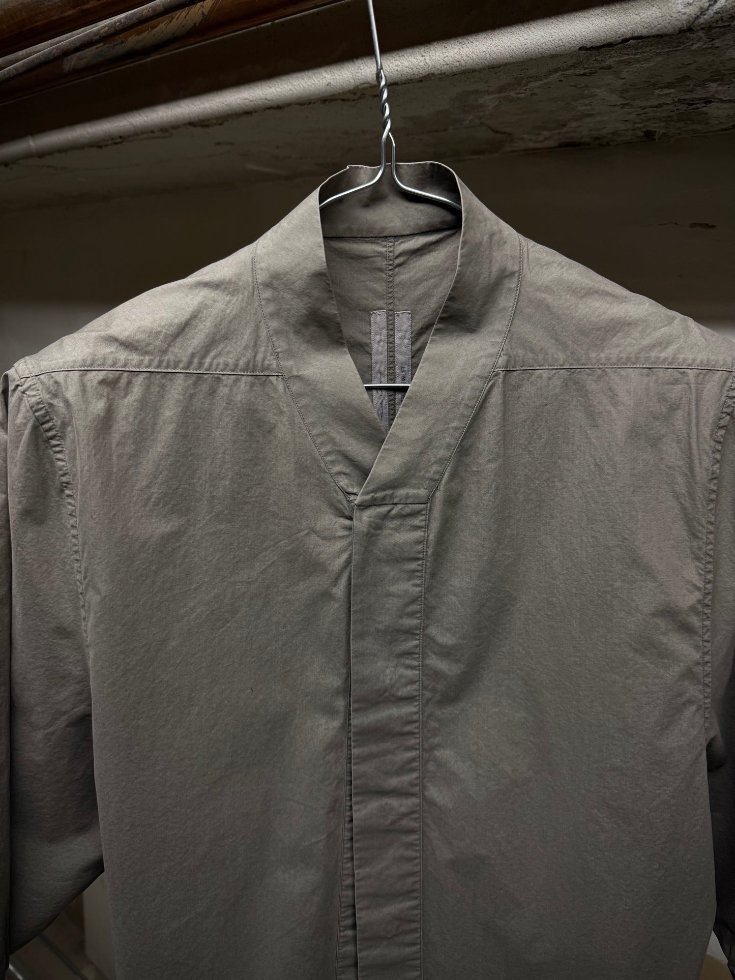 Rick Owens AW17 “GLITTER” DARK DUST Mandarin Button-up Short Sleeve Shirt detail | DRIEW GARMENTS