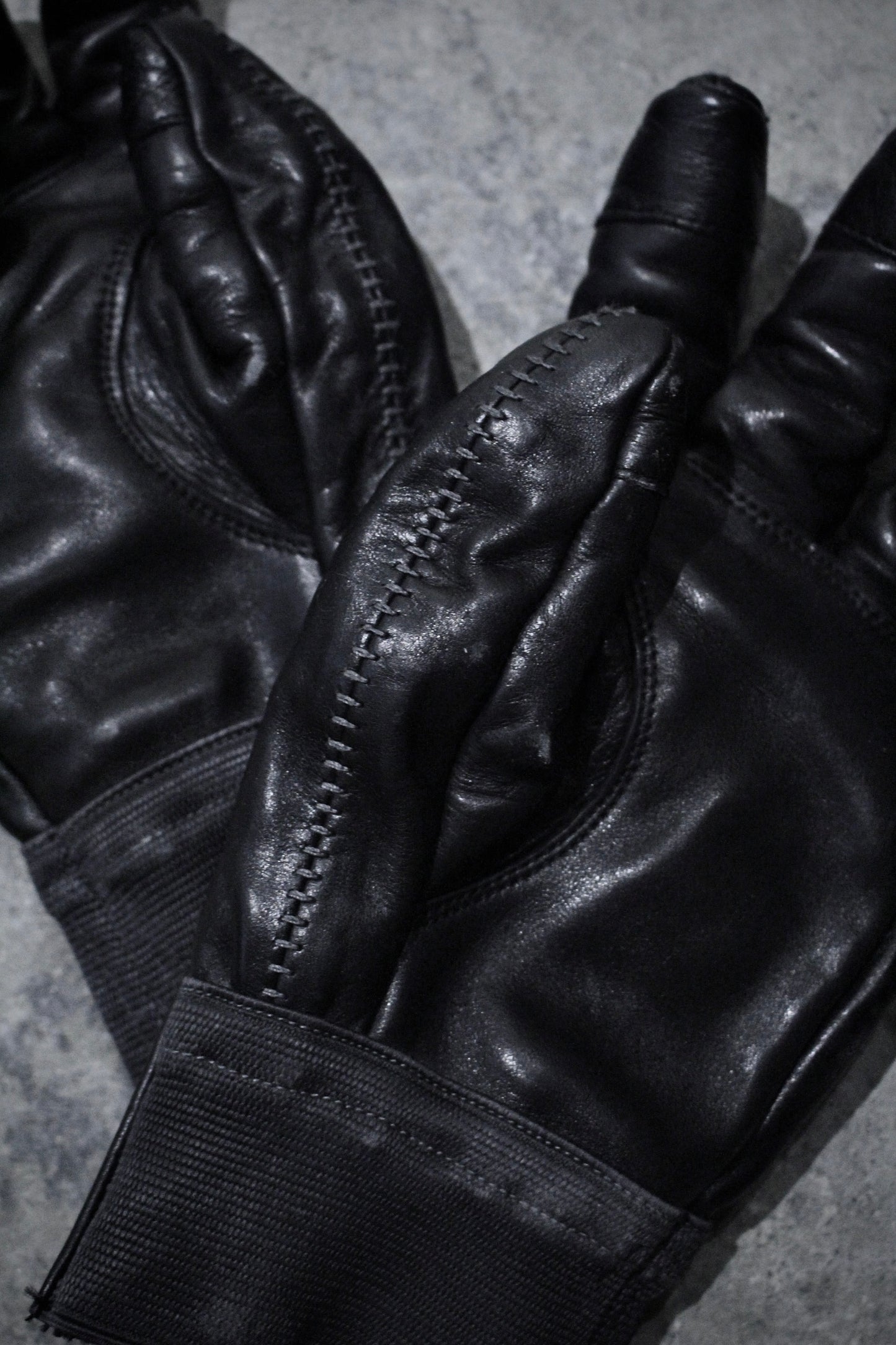 D.HYGEN AW24-25 Overlock Horse Leather Gloves detail | DRIEW GARMENTS