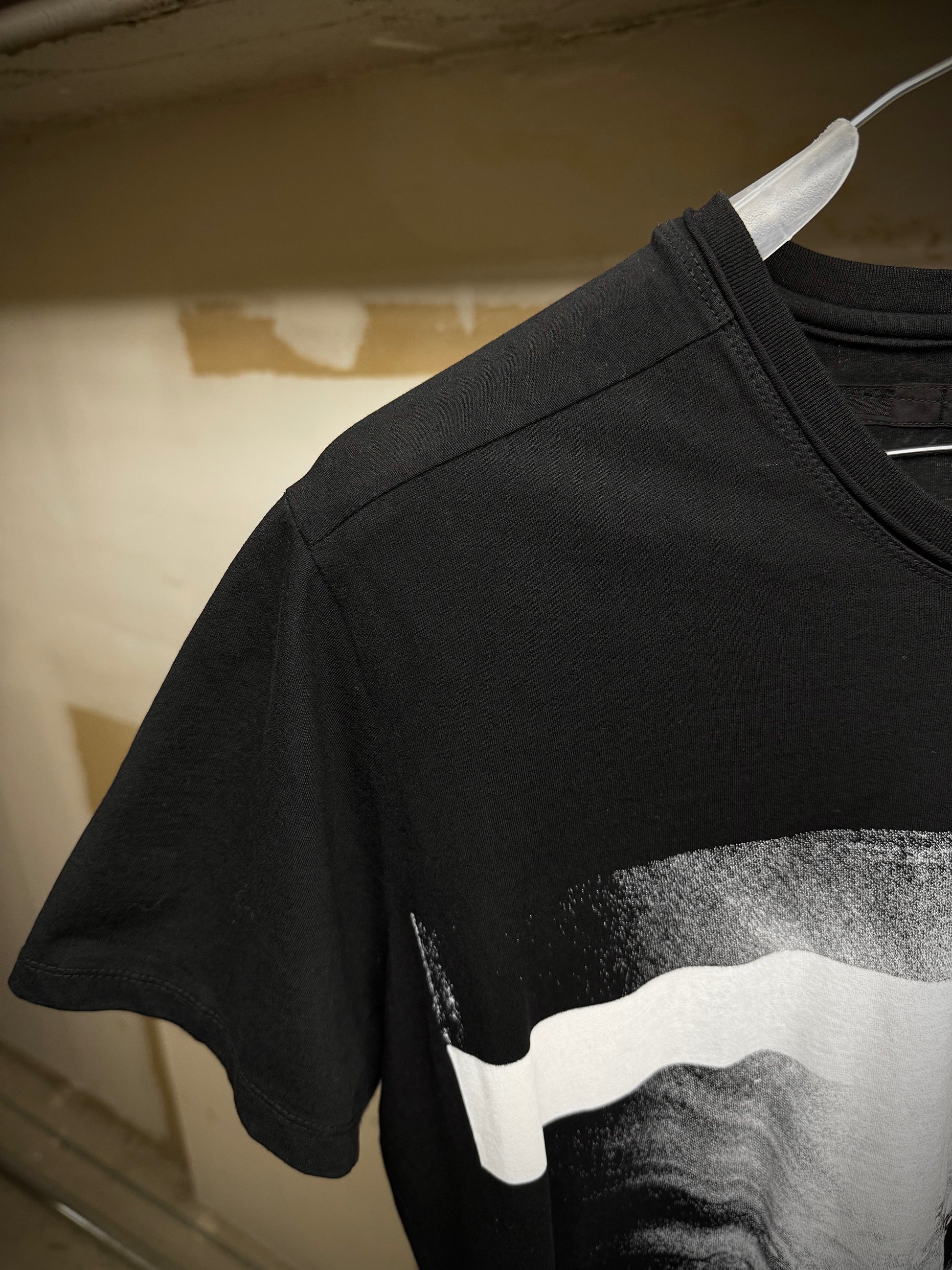 Julius_7 NILøS by Julius_7 AW16-17 {PILLARS} Cotton Boil Jersey Graphic T-shirt detail | DRIEW GARMENTS