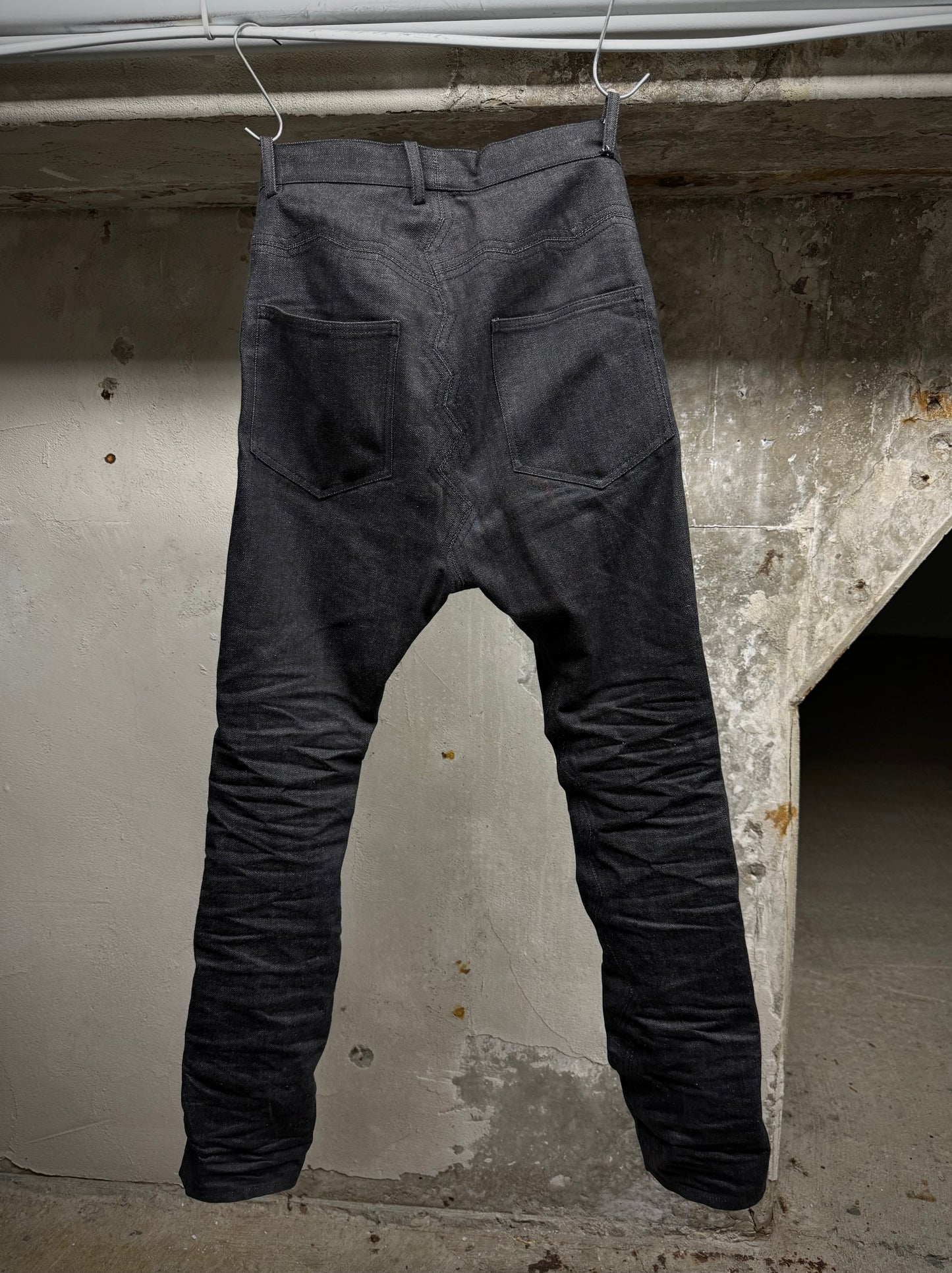 DEEPTI Collection °016-017 ‘D-050 YAW-95’ Closed Crash Seam Low Cut Denim