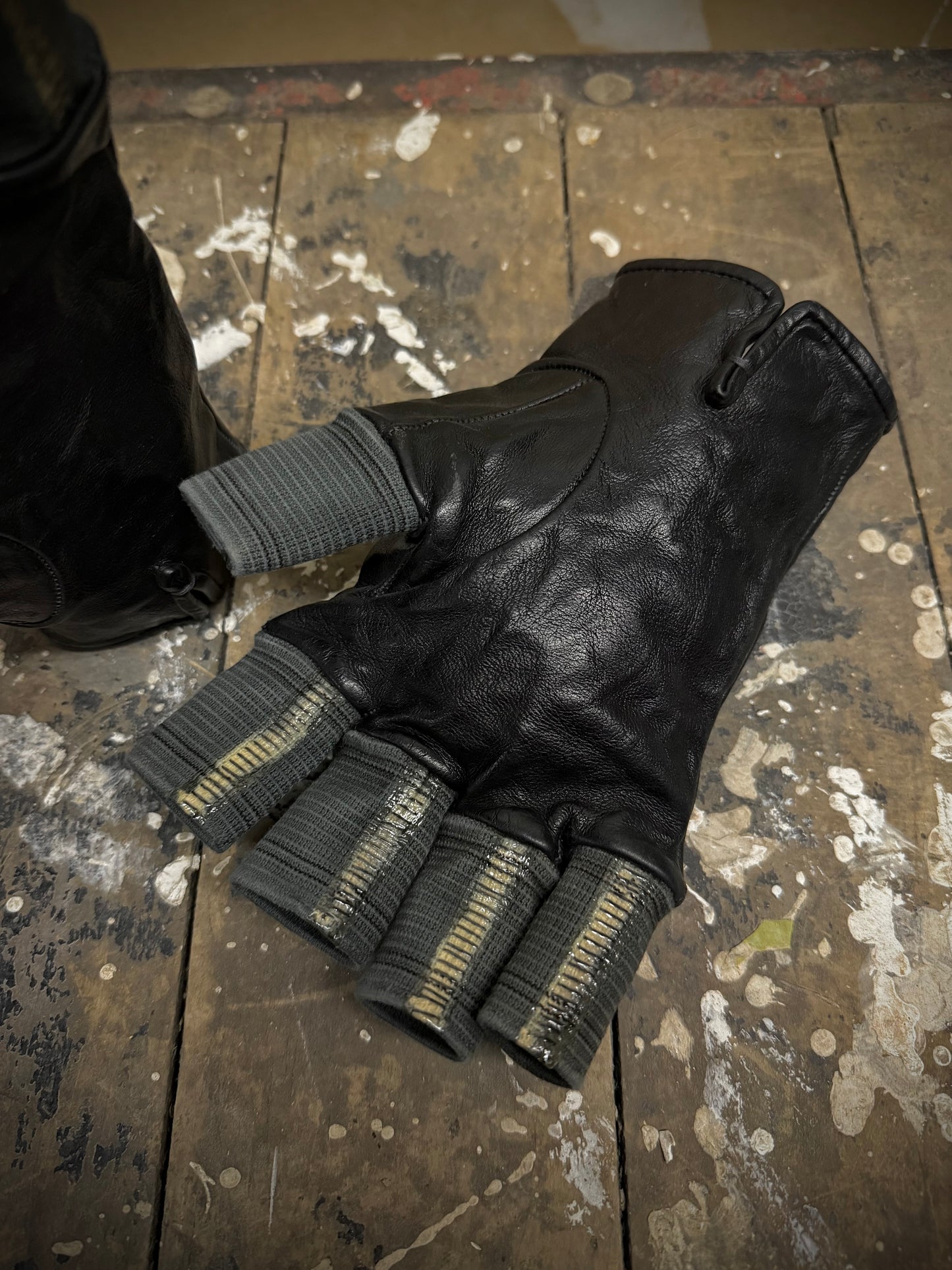 Carol Christian Poell 'AM/2457 ROOMS-PTC/010' Disparate Leather Gloves detail | DRIEW GARMENTS