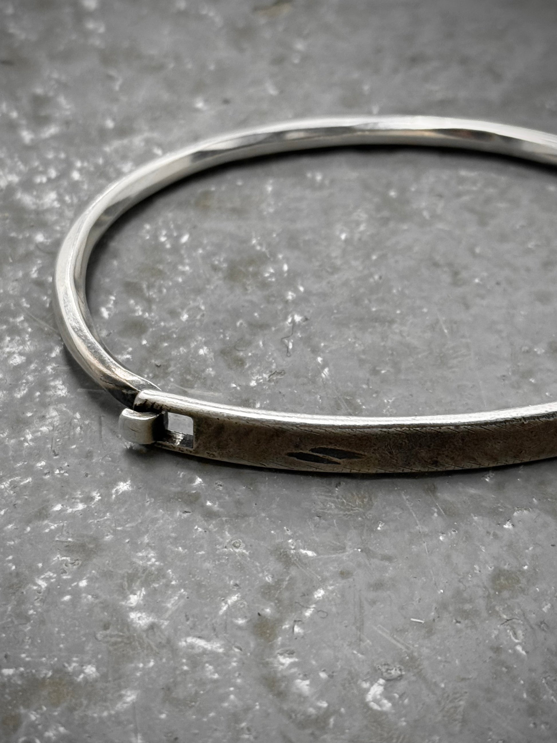 WERKSTATT:MÜNCHEN 'M2631' .925 Silver Tag Tool Traces Bracelet detail | DRIEW GARMENTS