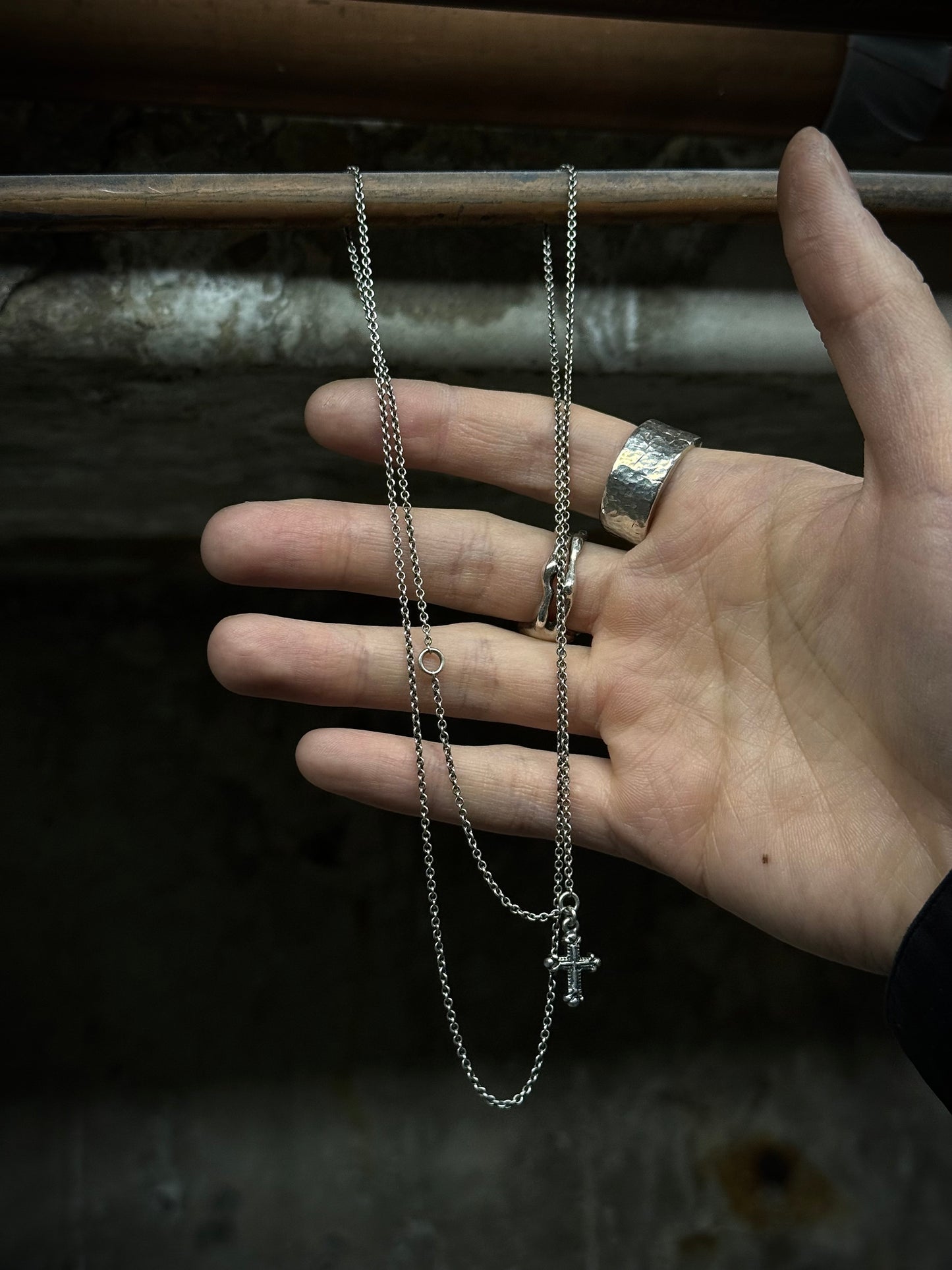 WERKSTATT:MÜNCHEN 'M7410SI' .925 Silver Mini Cross Chain Necklace detail | DRIEW GARMENTS