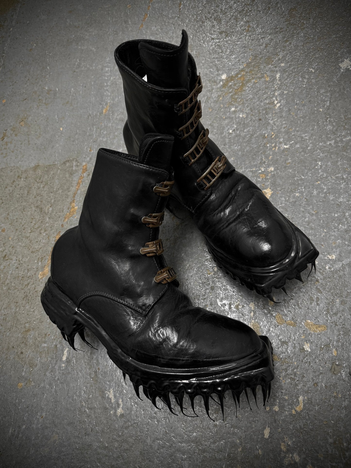 Carol Christian Poell ‘AM/2759SP-IN CORSS-PTC/010B’ Horse Leather Prosthetic Buckle Drip Boots detail | DRIEW GARMENTS