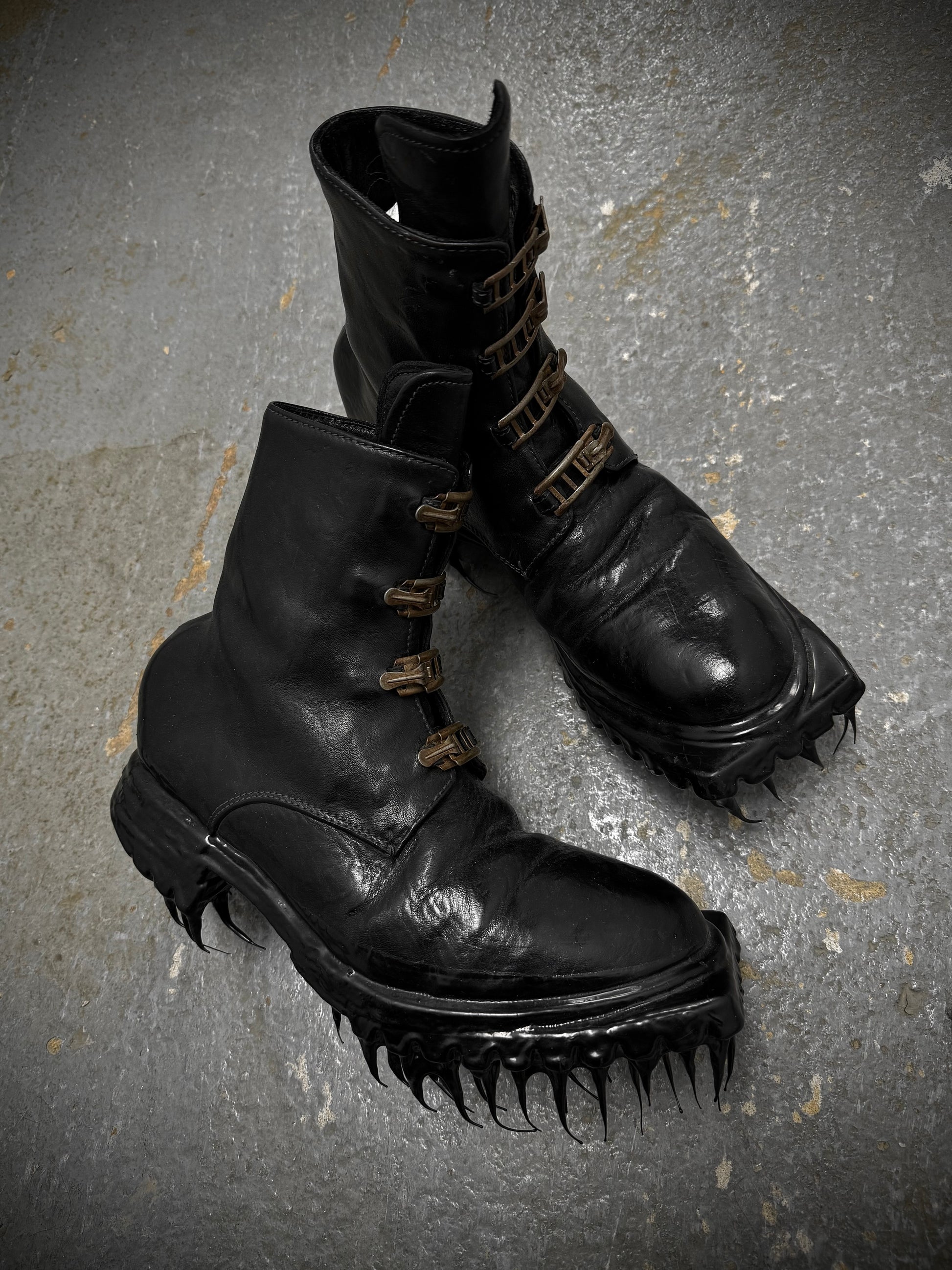 Carol Christian Poell ‘AM/2759SP-IN CORSS-PTC/010B’ Horse Leather Prosthetic Buckle Drip Boots detail | DRIEW GARMENTS