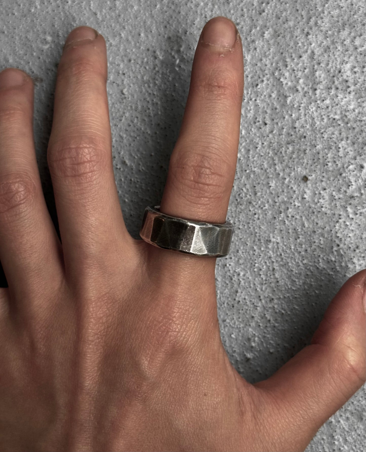 WERKSTATT:MÜNCHEN Chunky Hammered Band Silver Ring