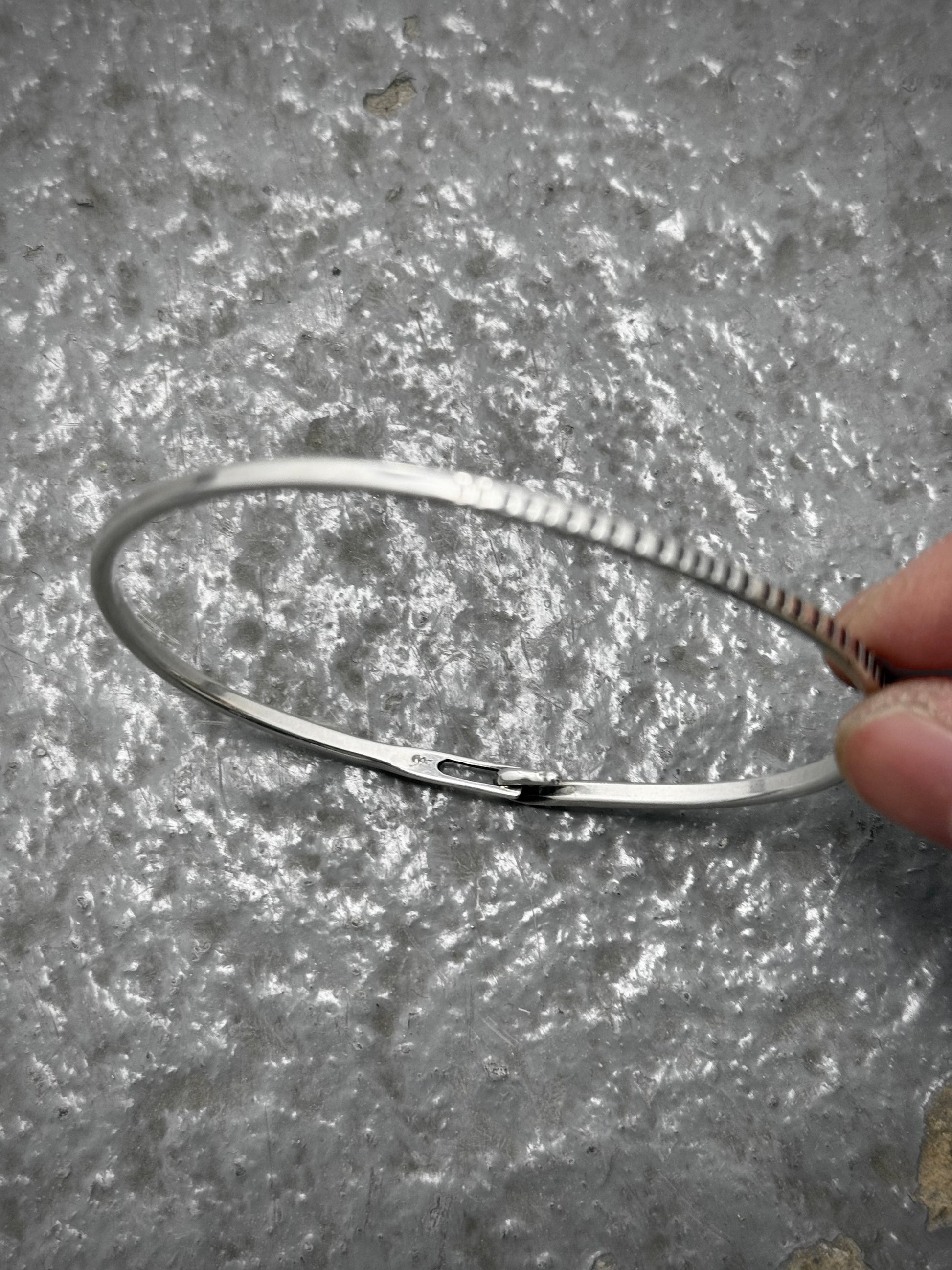WERKSTATT:MÜNCHEN 'M2640SITR' .925 Silver Trace Hook Bangle (Older Model) detail | DRIEW GARMENTS