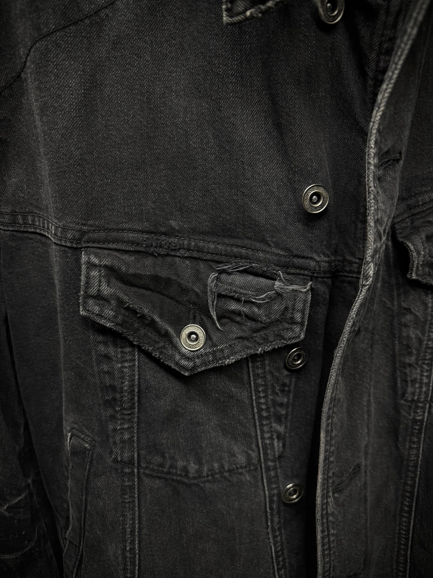 JULIUS _7 SS18 “Acid Glaciers;” Limited Edition Distressed 12oz Denim Trucker Jacket detail | DRIEW GARMENTS
