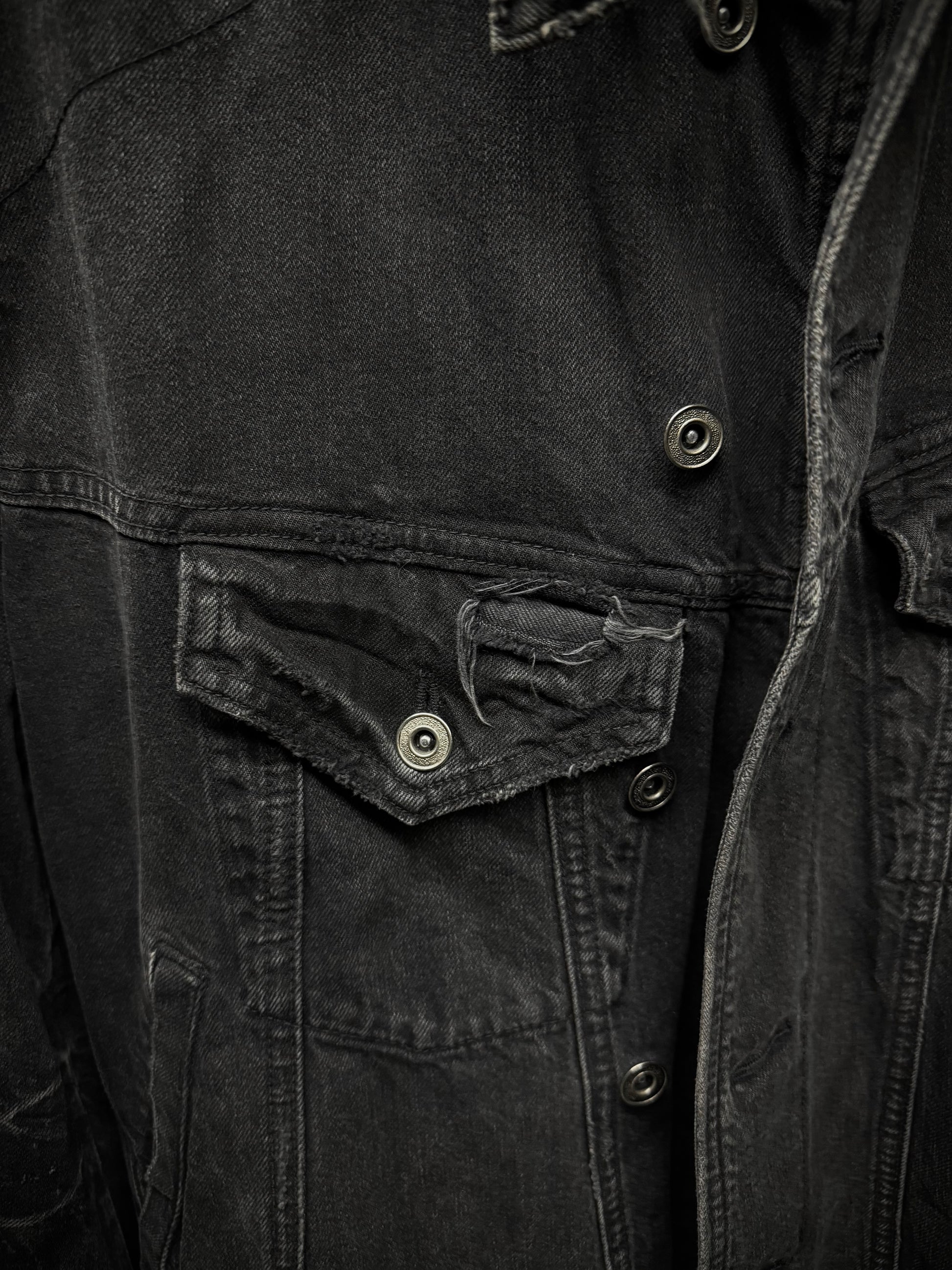 JULIUS _7 SS18 “Acid Glaciers;” Limited Edition Distressed 12oz Denim Trucker Jacket detail | DRIEW GARMENTS