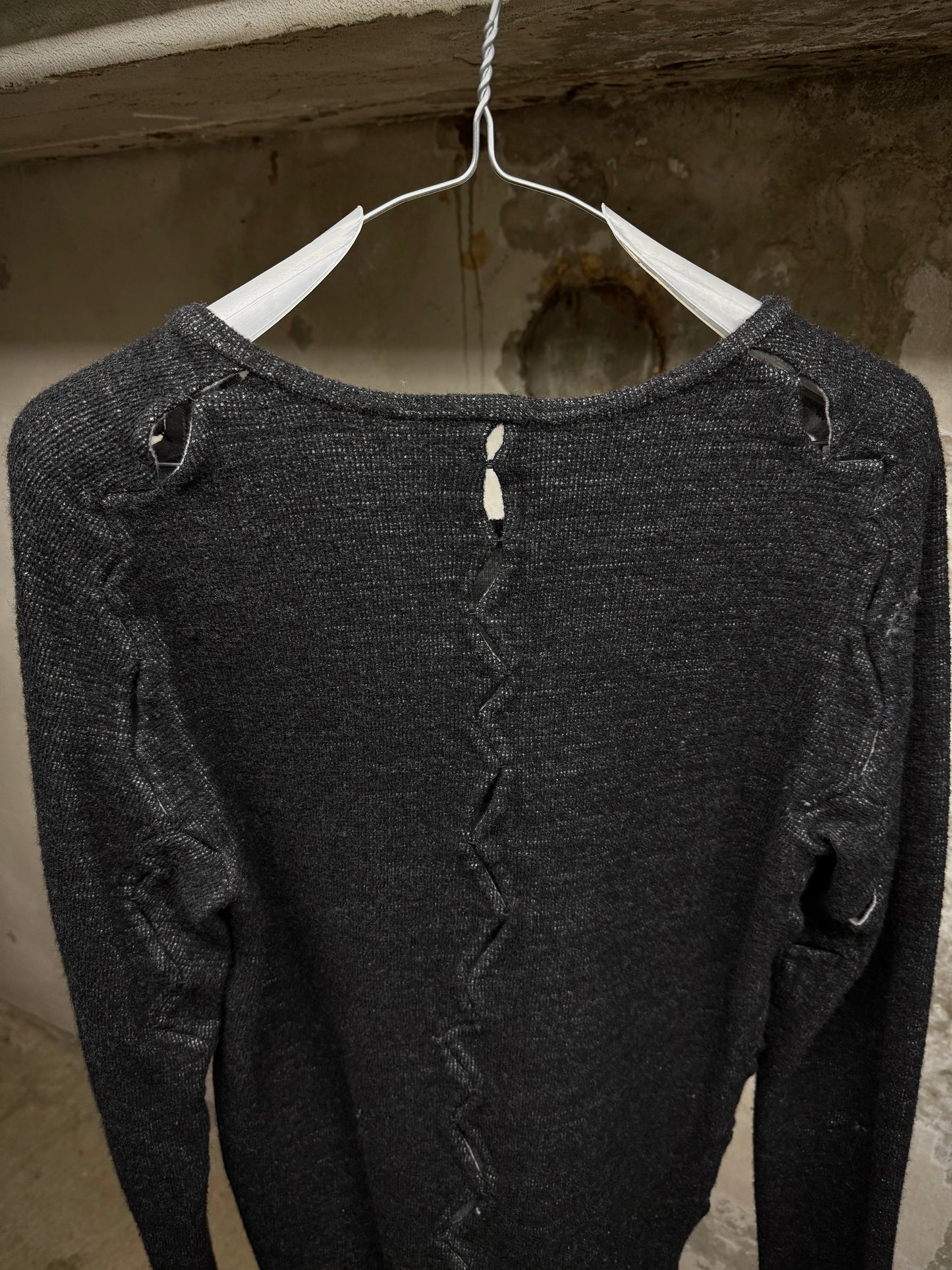DEEPTI Collection °016-017 'T-058 DUB-95' Crash Seam Long-sleeve detail | DRIEW GARMENTS
