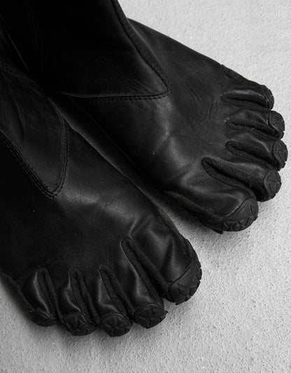 TakahiroMiyashita TheSoloist. x SUICOKE SS22 ‘NIN-CHELSEA SOL’ Vibram FiveFingers Leather Chelsea Boots