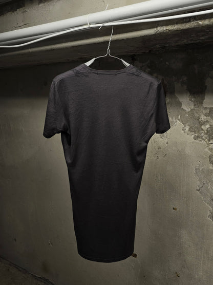 JULIUS _7 SS09 "Insanity In Industrial Inc. #3 CANON_1 THE POSSESED" Dark Grey Thorn Neck Print T-shi detail | DRIEW GARMENTS
