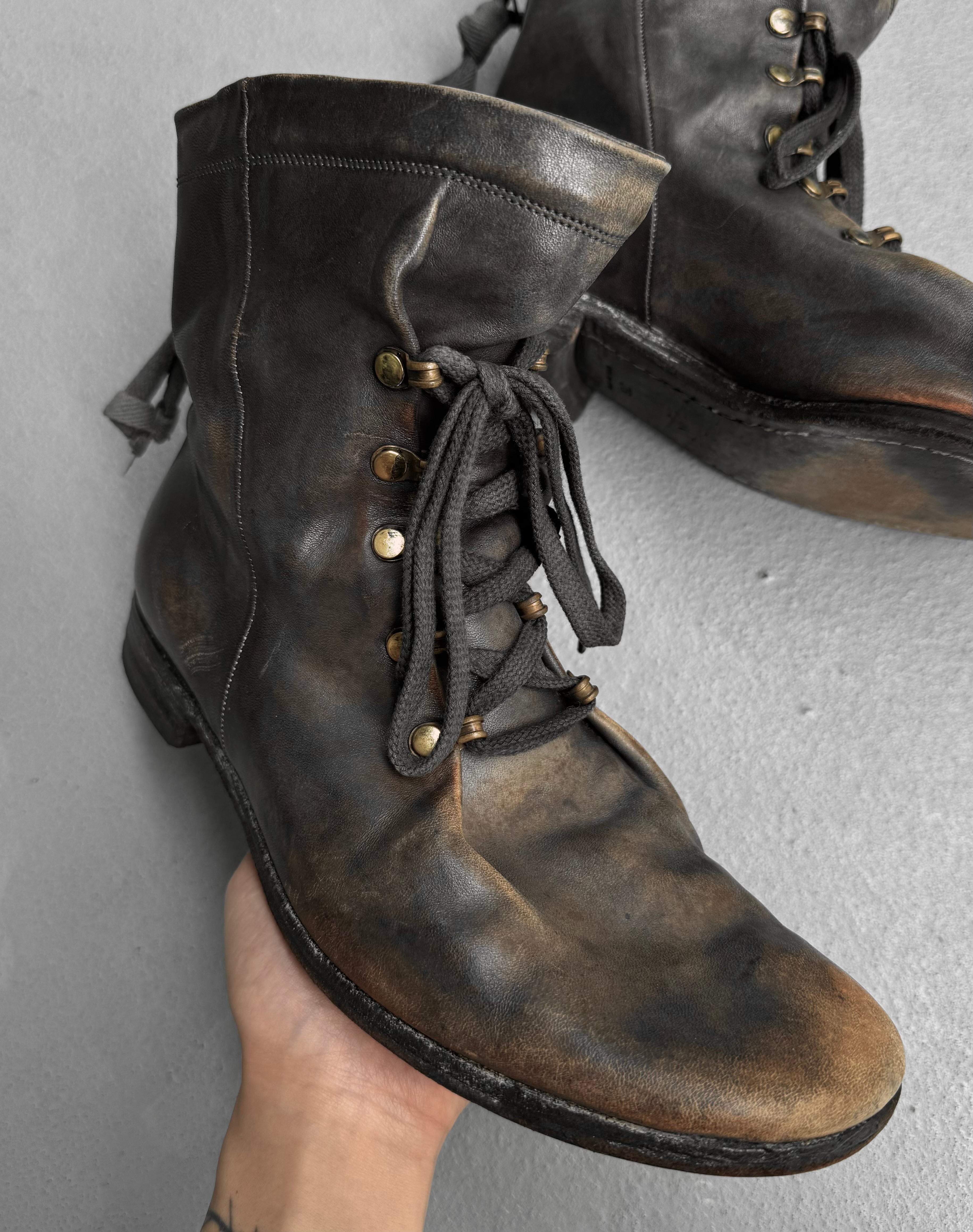 靴 MiharaYasuhiro 00s Side Lace-up boots MiharaYasuhiro Early 00s Distressed Leather Field Boots – DRIEW