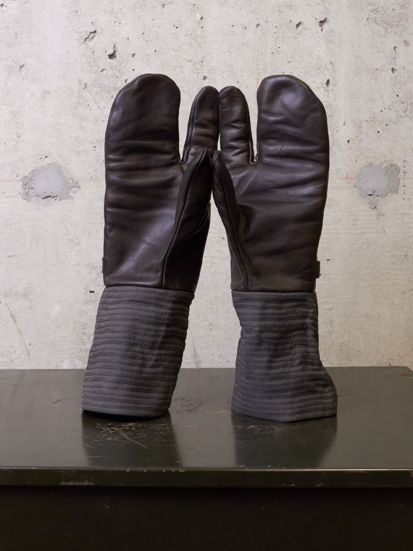 DEEPTI Collection °018-019 'LA–124W EMUF-90' Wired Trigger Horse Leather Gloves