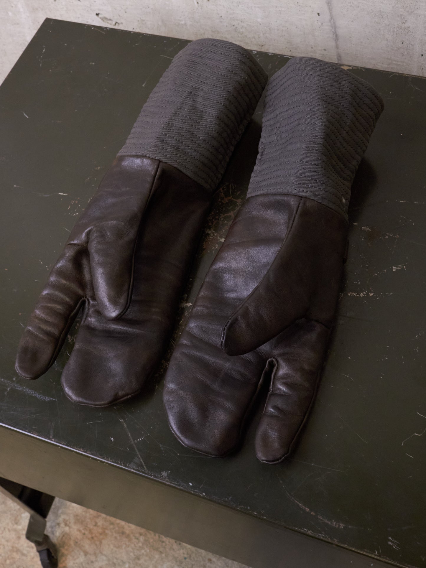 DEEPTI Collection °018-019 'LA–124W EMUF-90' Wired Trigger Horse Leather Gloves