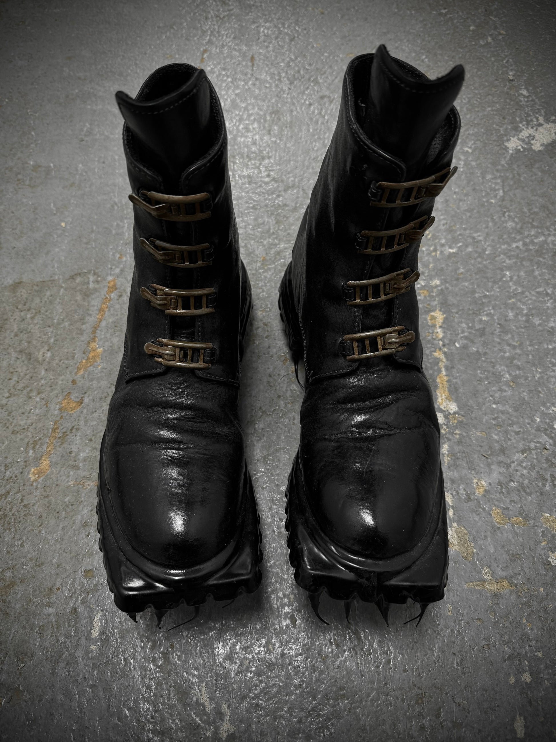 Carol Christian Poell ‘AM/2759SP-IN CORSS-PTC/010B’ Horse Leather Prosthetic Buckle Drip Boots detail | DRIEW GARMENTS
