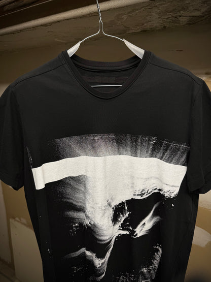 Julius_7 NILøS by Julius_7 AW16-17 {PILLARS} Cotton Boil Jersey Graphic T-shirt detail | DRIEW GARMENTS