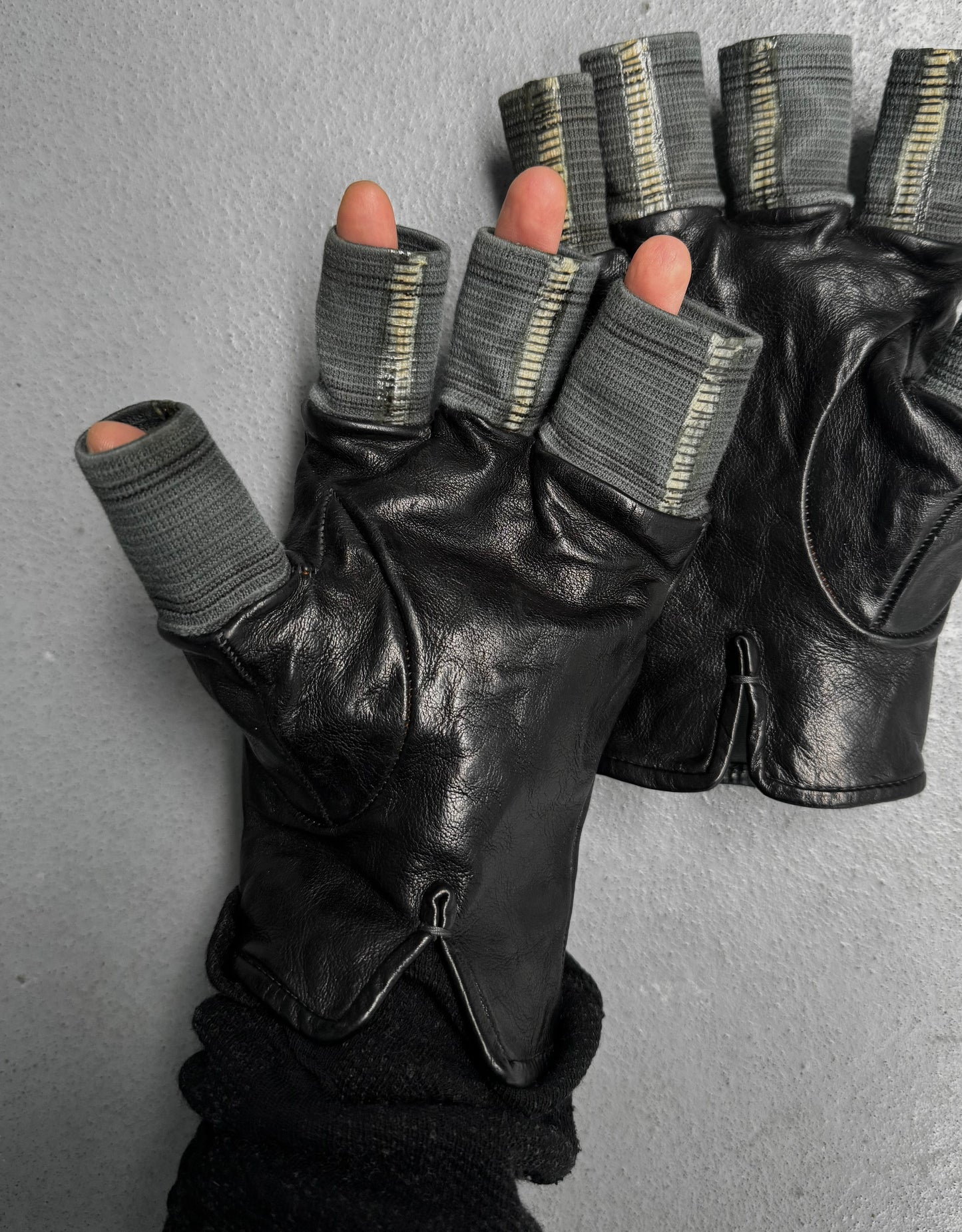 Carol Christian Poell 'AM/2457 ROOMS-PTC/010' Disparate Leather Gloves