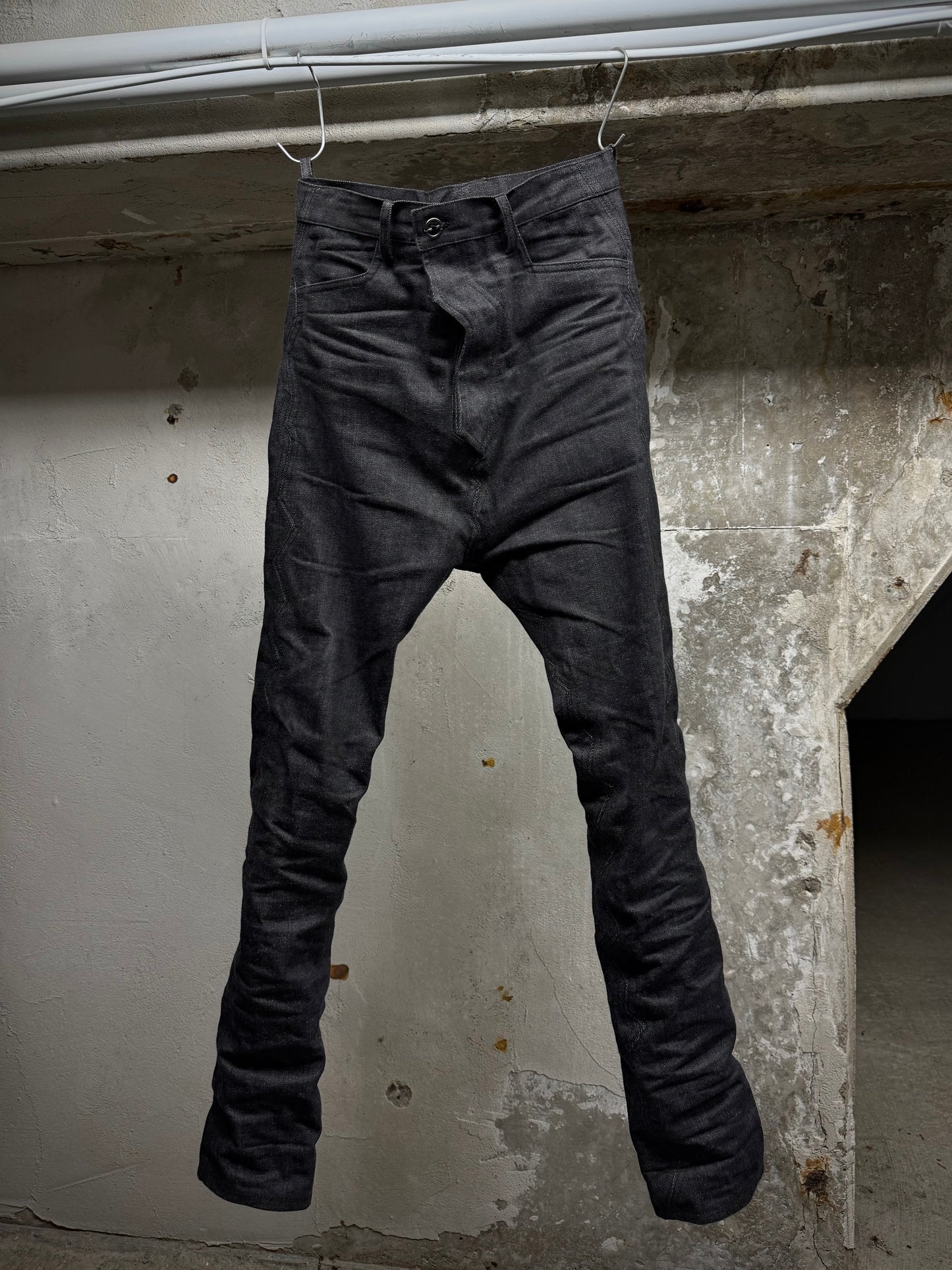 DEEPTI Collection °016-017 ‘D-050 YAW-95’ Closed Crash Seam Low Cut Denim