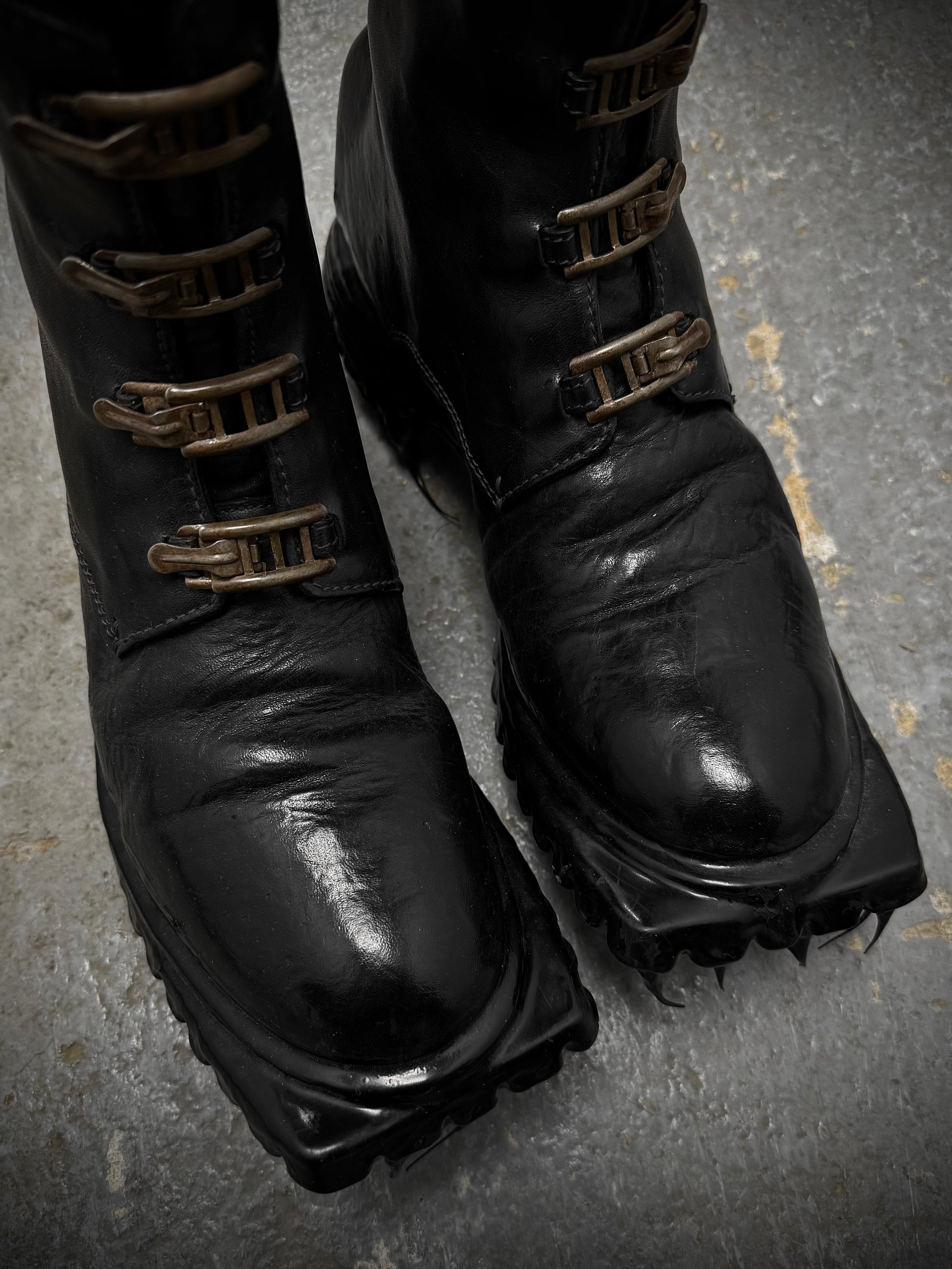 Carol Christian Poell ‘AM/2759SP-IN CORSS-PTC/010B’ Horse Leather Prosthetic Buckle Drip Boots detail | DRIEW GARMENTS