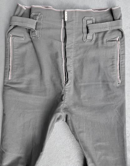 The Carol Christian Poell 2010 “IN-BETWEEN” PM/2578 PEDGE Self-edge High-waisted Metre Pants feature a partially undone zipper, white and pink stitching accents, and two unique rectangular belt loops per side, reflecting avant-garde design.