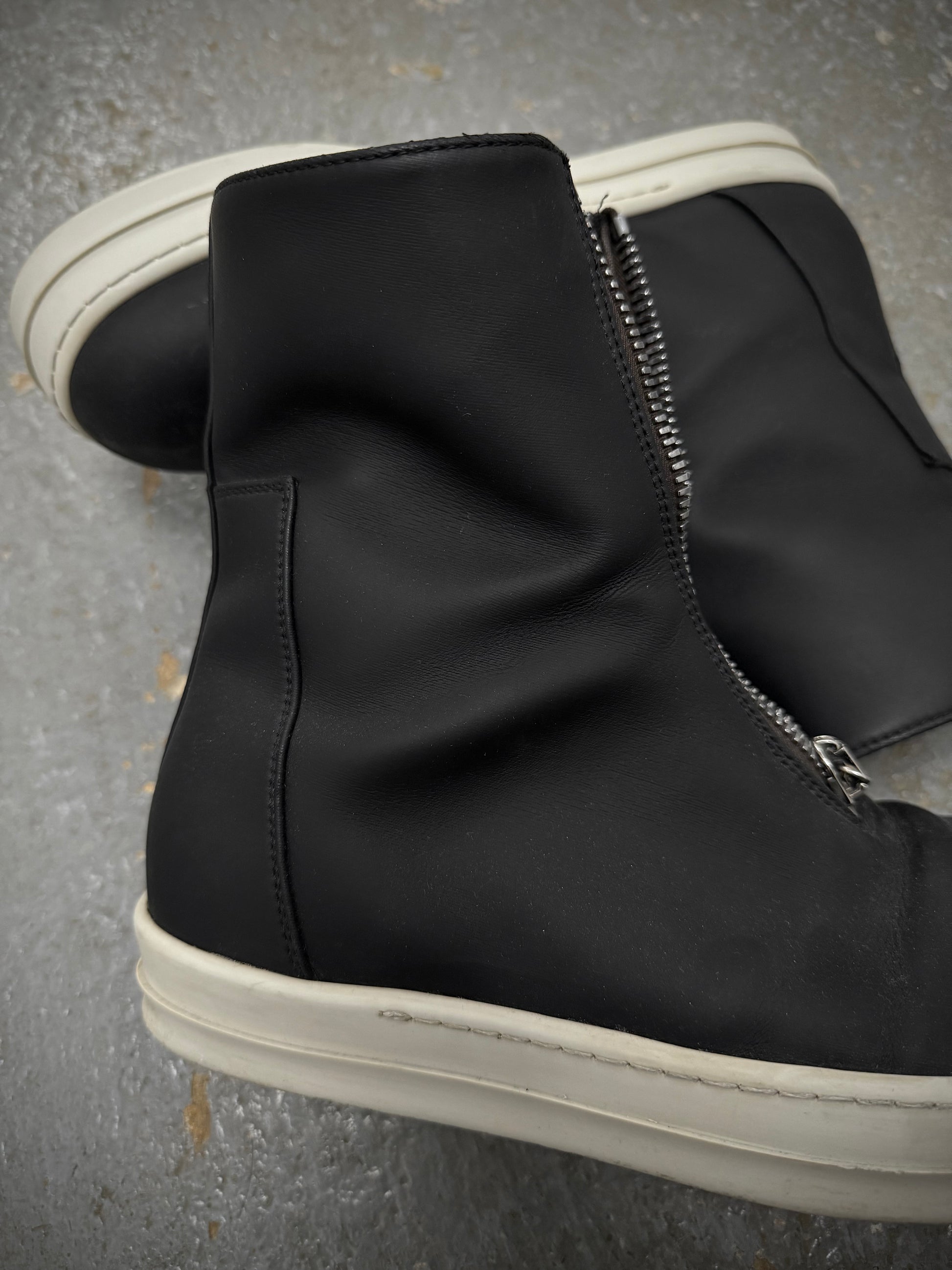 Rick Owens DRKSHDW AW20 “PERFORMA” Front Zip Polyurethane Sneaker Boots detail | DRIEW GARMENTS