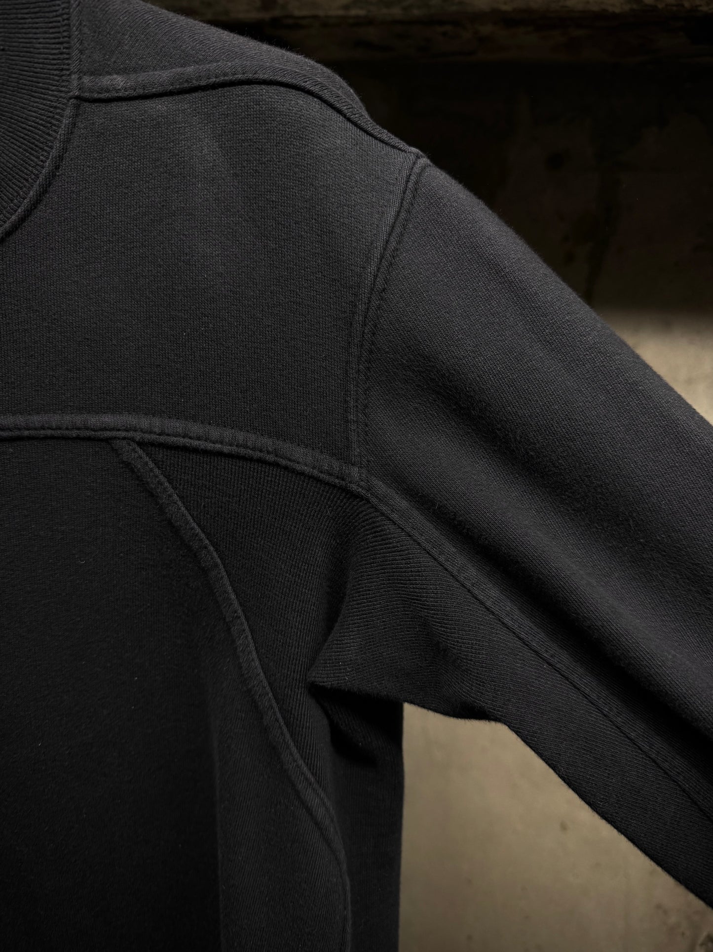 Rick Owens DRKSDHW AW07 "EXPLODER" Asymmetric Split Hem Long-sleeves Jumper detail | DRIEW GARMENTS