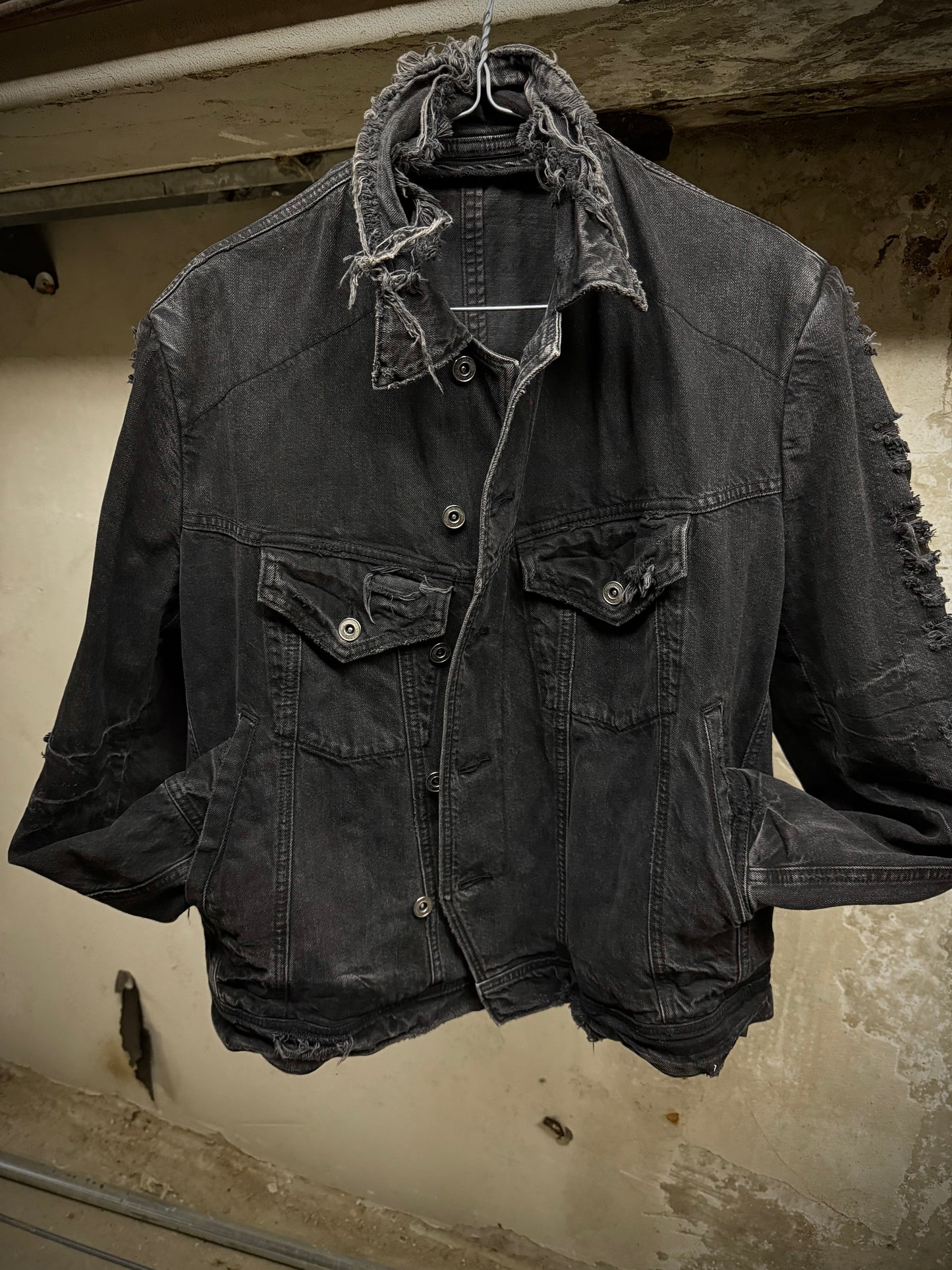 JULIUS _7 SS18 “Acid Glaciers;” Limited Edition Distressed 12oz Denim Trucker Jacket detail | DRIEW GARMENTS
