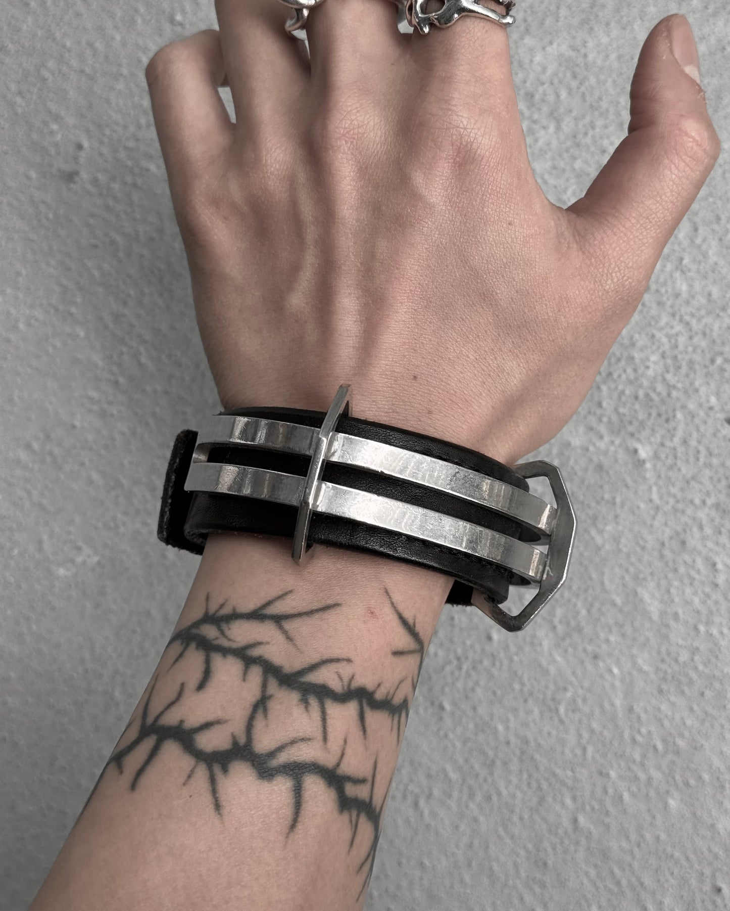 Julius_7 AW24-25 “rift;” Silver Bangle Vector Leather Bracelet