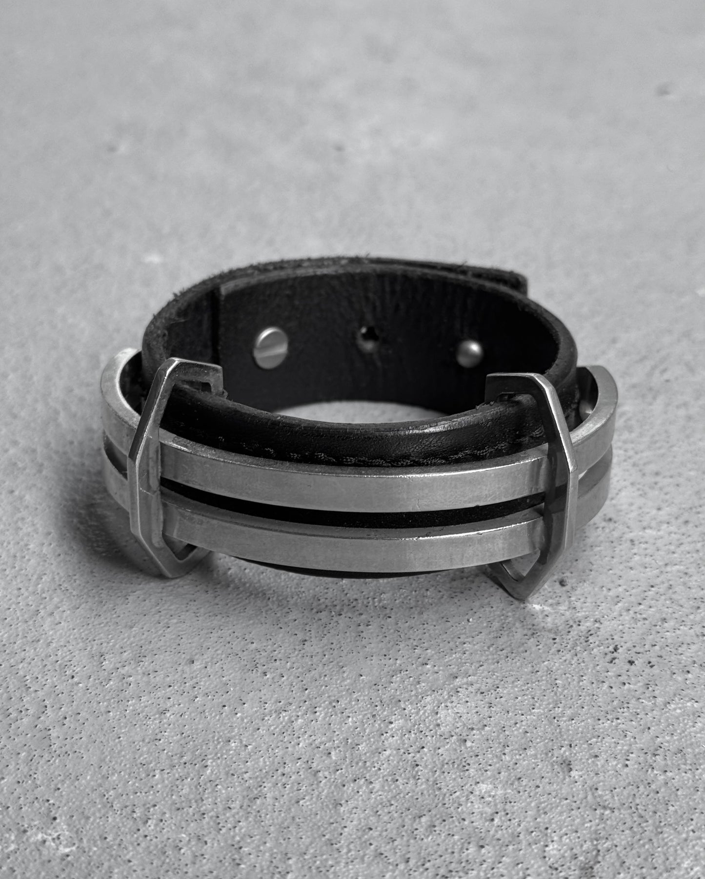 Julius_7 AW24-25 “rift;” Silver Bangle Vector Leather Bracelet