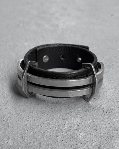 Julius_7 AW24-25 “rift;” Silver Bangle Vector Leather Bracelet