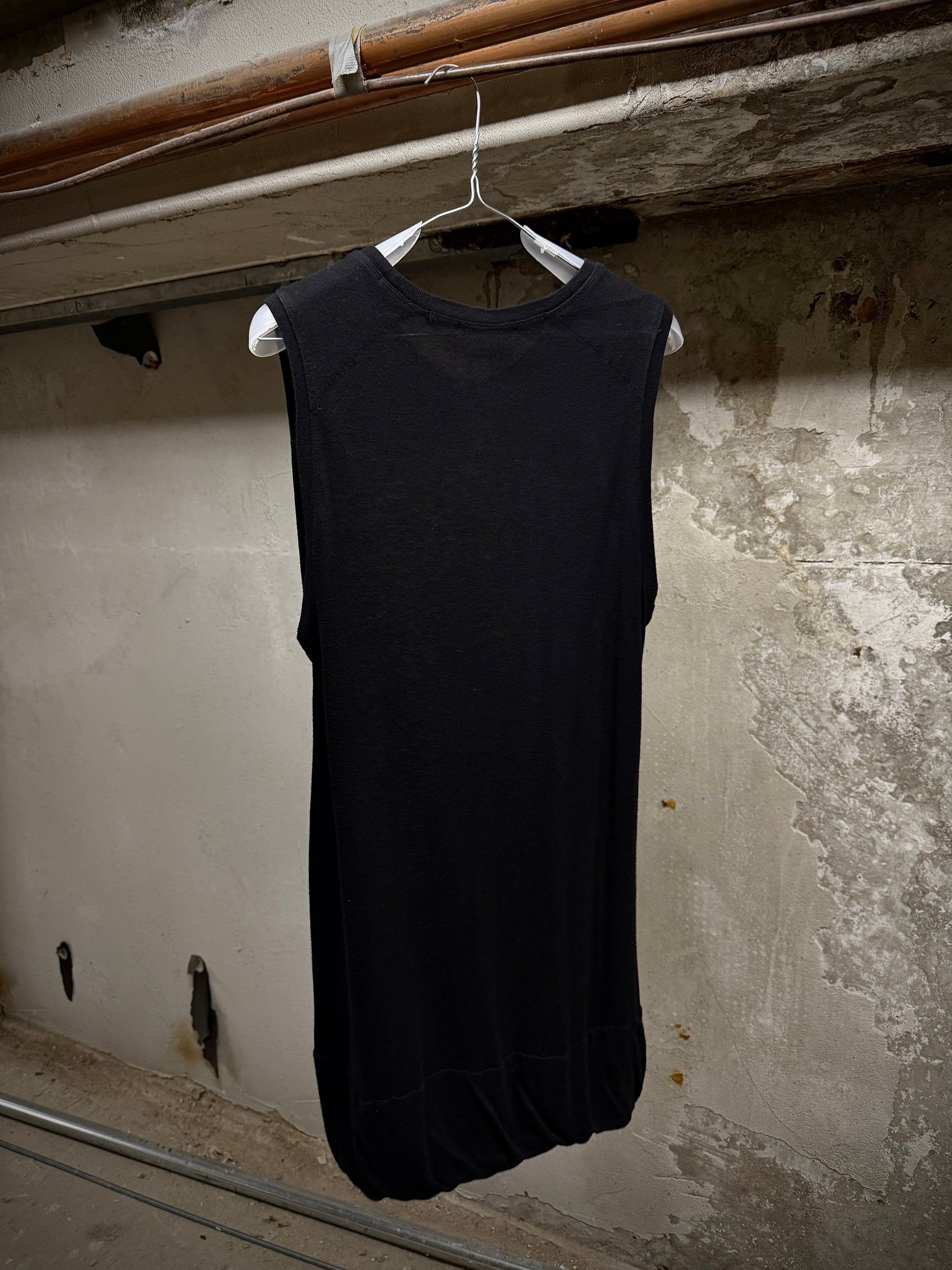 JULIUS _7 AW15-16 "sphere;" Double Layer Hem Long Tank Top detail | DRIEW GARMENTS