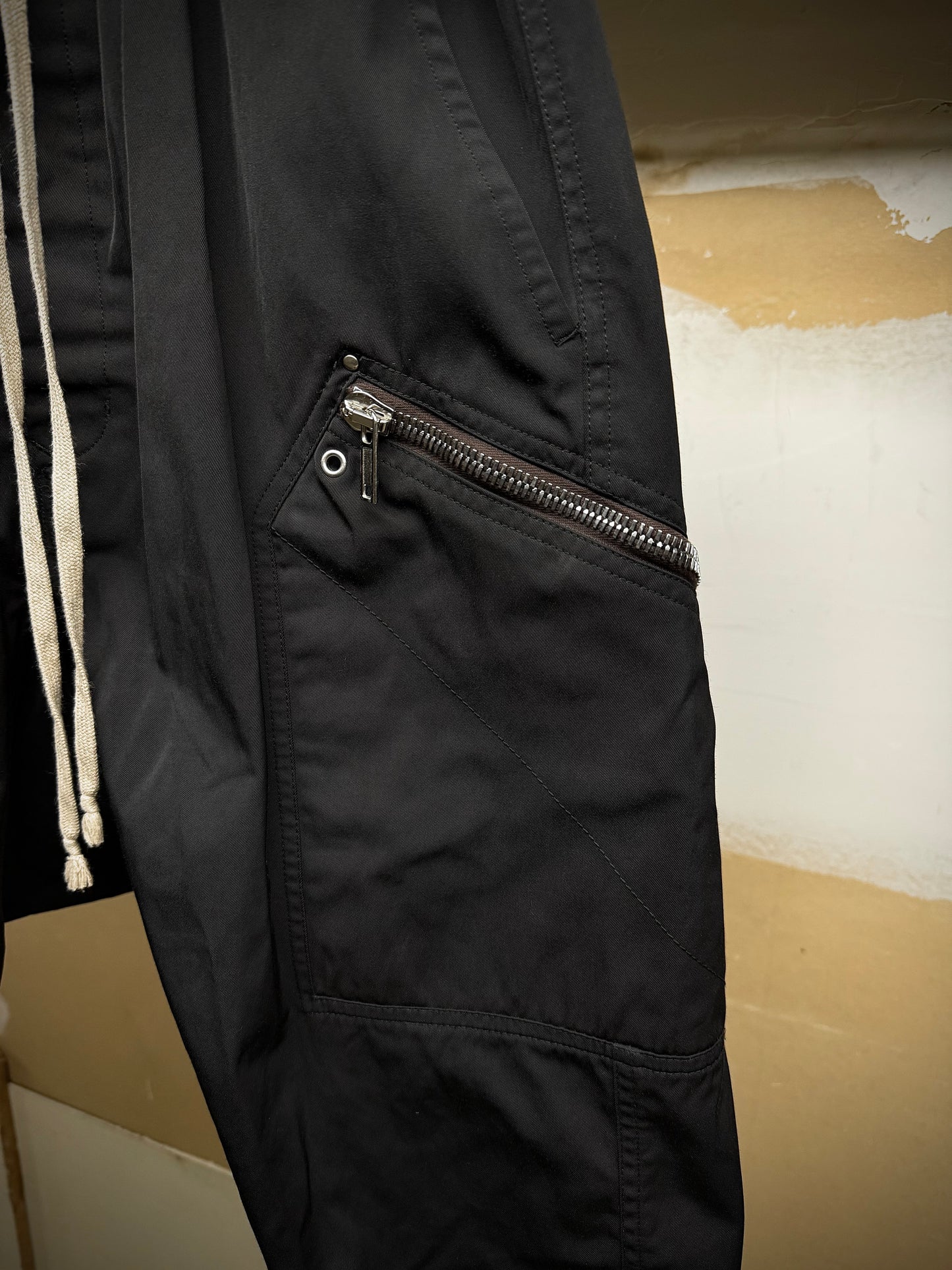 Rick Owens AW20 "PERFORMA" Poly Cotton Drop-crotch Cargo Capris detail | DRIEW GARMENTS
