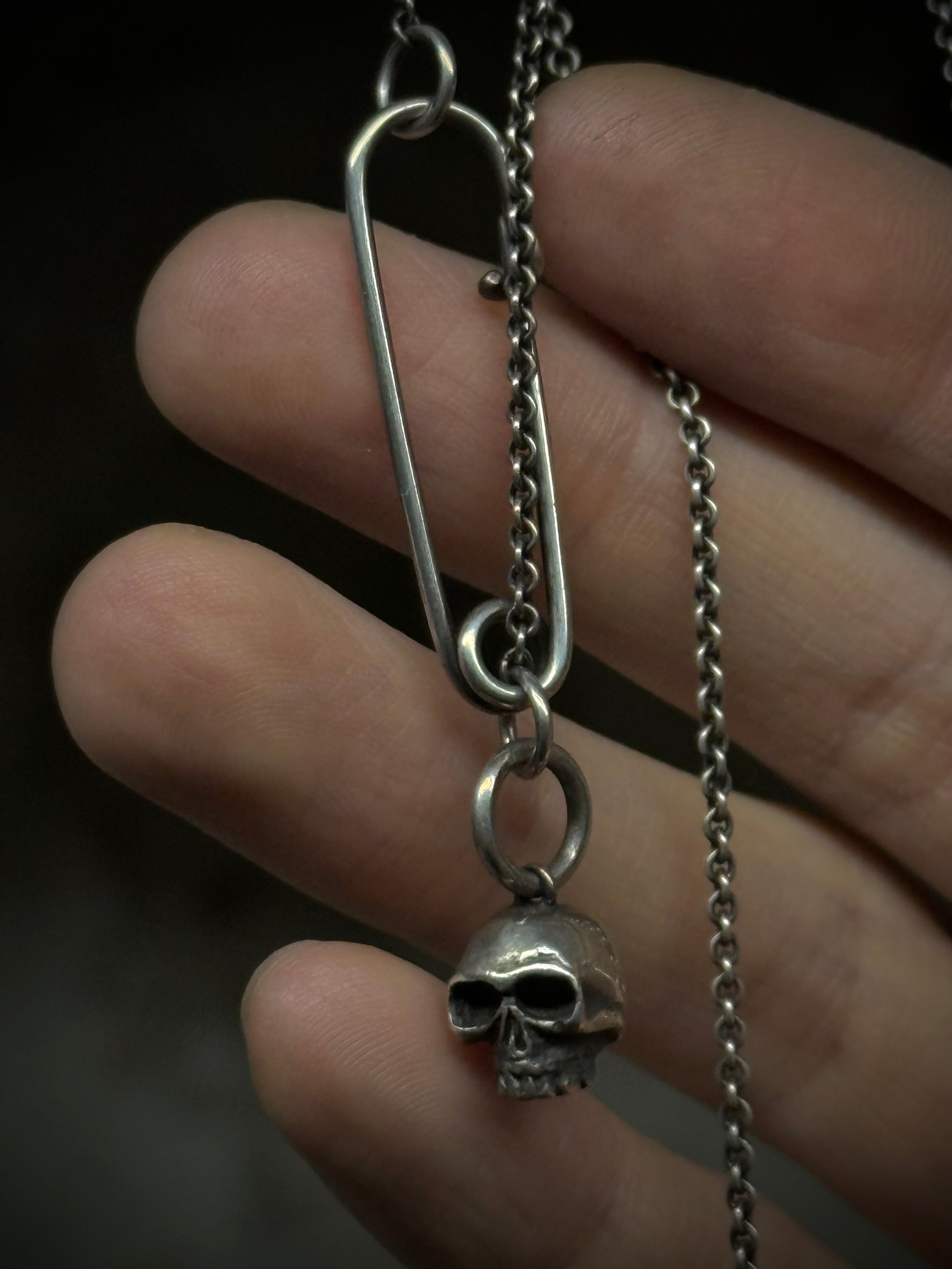 WERKSTATT:MÜNCHEN 'M3982SI' .925 Silver Safety Pin Skull Chain Necklace detail | DRIEW GARMENTS