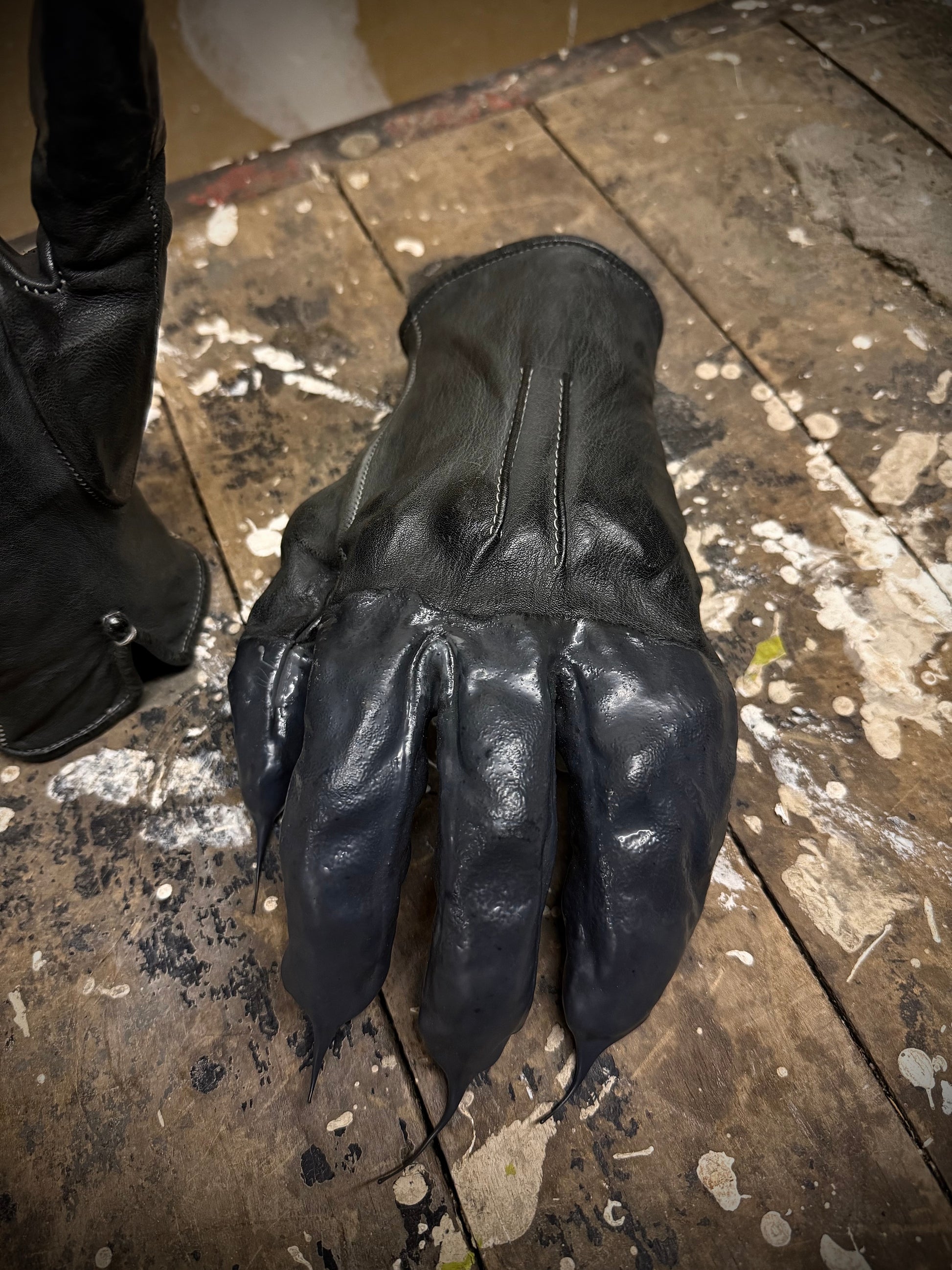 Carol Christian Poell 'AM//2459 ROOMS-PTC/19' Object-dyed Rubber Drip Leather Gloves detail | DRIEW GARMENTS
