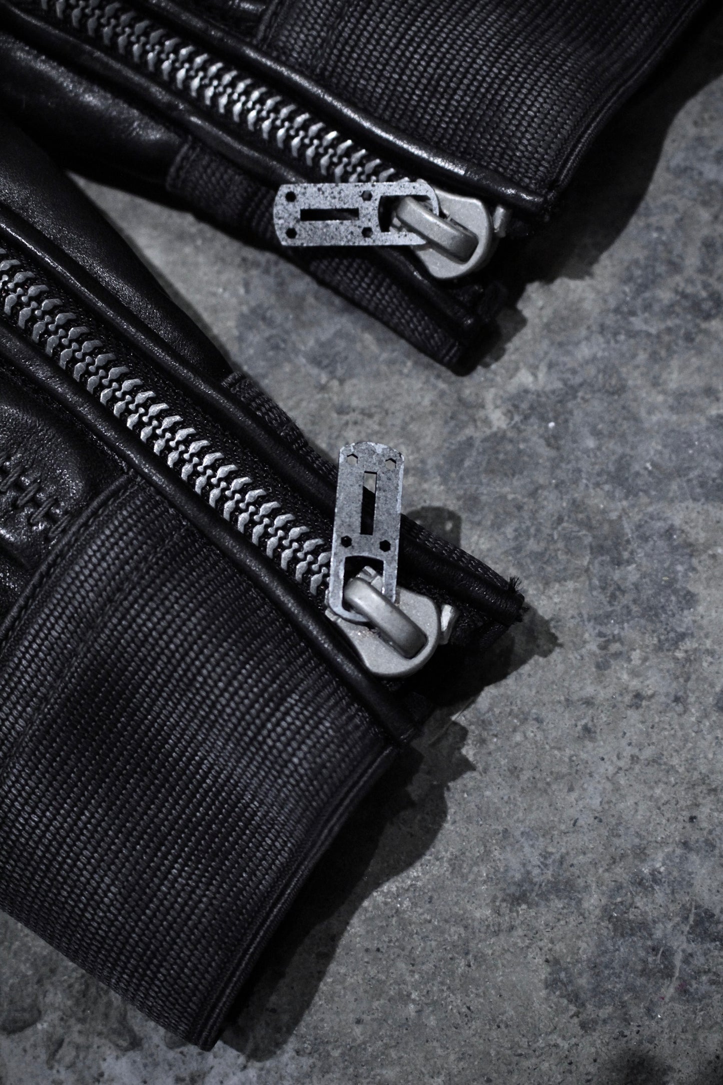 D.HYGEN AW24-25 Overlock Horse Leather Gloves detail | DRIEW GARMENTS